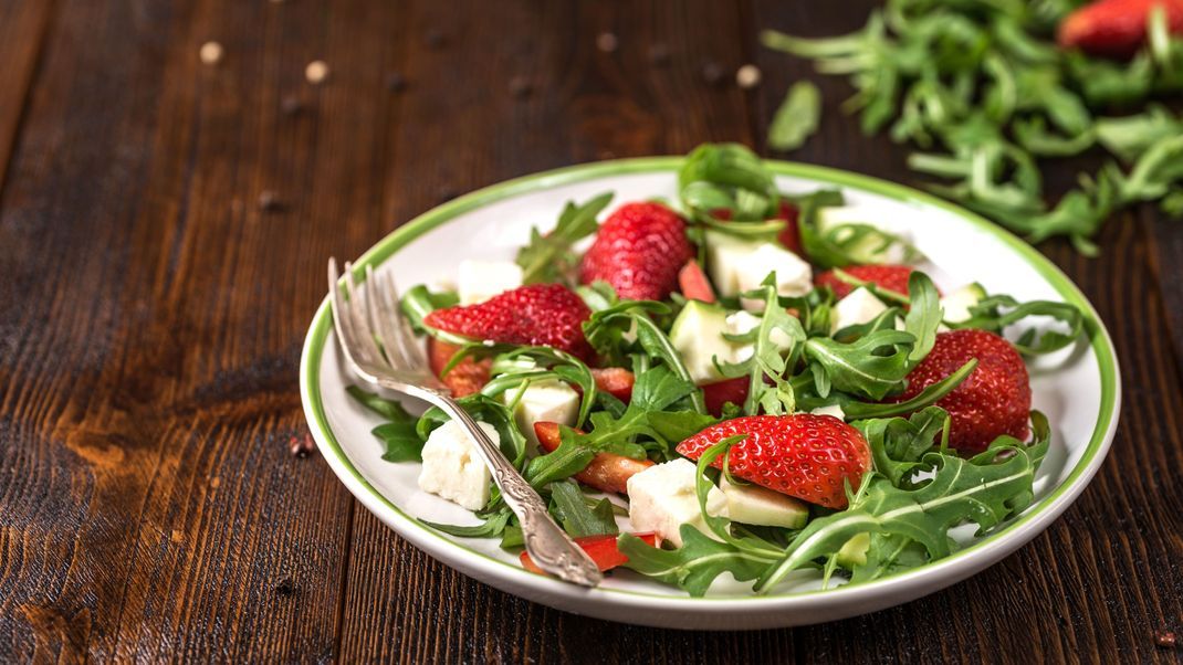 Mit ein paar Erdbeeren kannst du frische Salate raffinierter machen. Sie verstehen sich sogar gut mit Salz und Pfeffer.