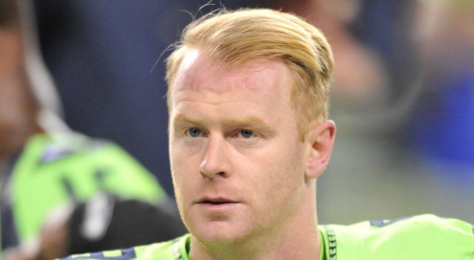 
                <strong>Jon Ryan</strong><br>
                Als Punter ist Jon Ryans häufigste Lektüre im Moment wohl das Playbook der Seattle Seahawks, seines derzeitigen NFL-Teams. In einer anderen Realität, die wir uns sehr gut vorstellen könnten, würde Ryan dagegen sehr, sehr oft ein Schild mit der Aufschrift "Hausieren verboten" lesen. In unserer alternativen Realität wäre Ryan nämlich Staubsaugervertreter. Oder Vertreter für irgendeine andere langweilige, aber dennoch lebensnotwendige Sache. Warum? Einfach nur aufgrund dieses perfekten, mit dem Lineal gezogenen Seitenscheitels.
              