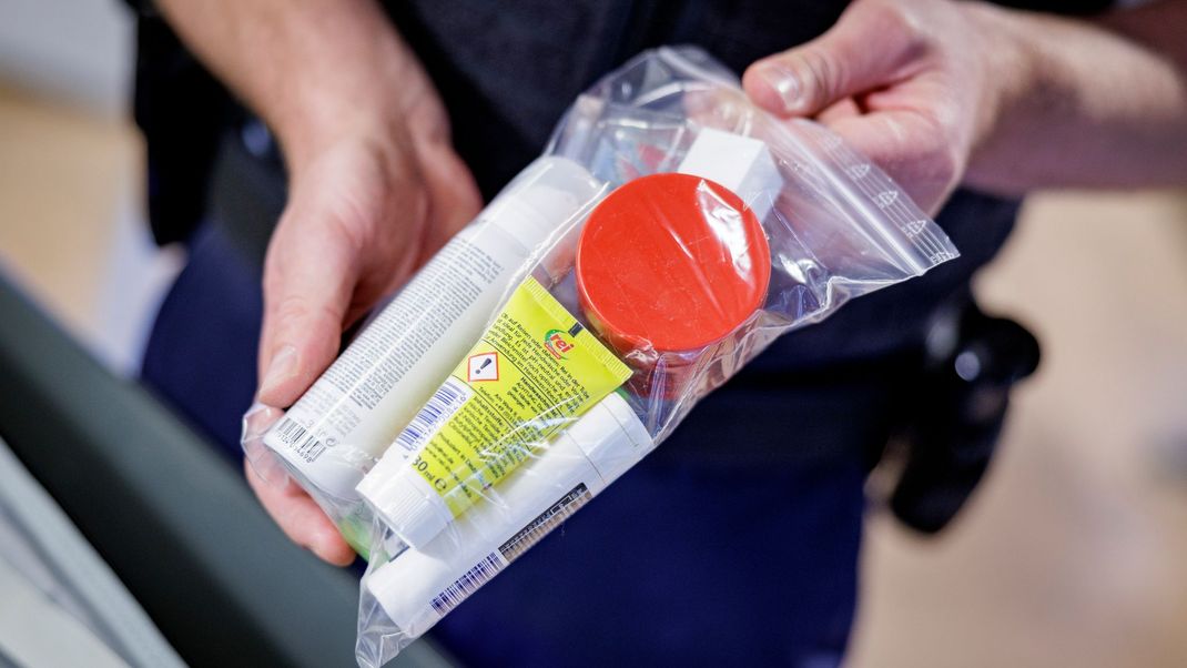 Flüssigkeiten im Handgepäck: Die 100-ml-Regel könnte bald Geschichte sein – zumindest theoretisch.