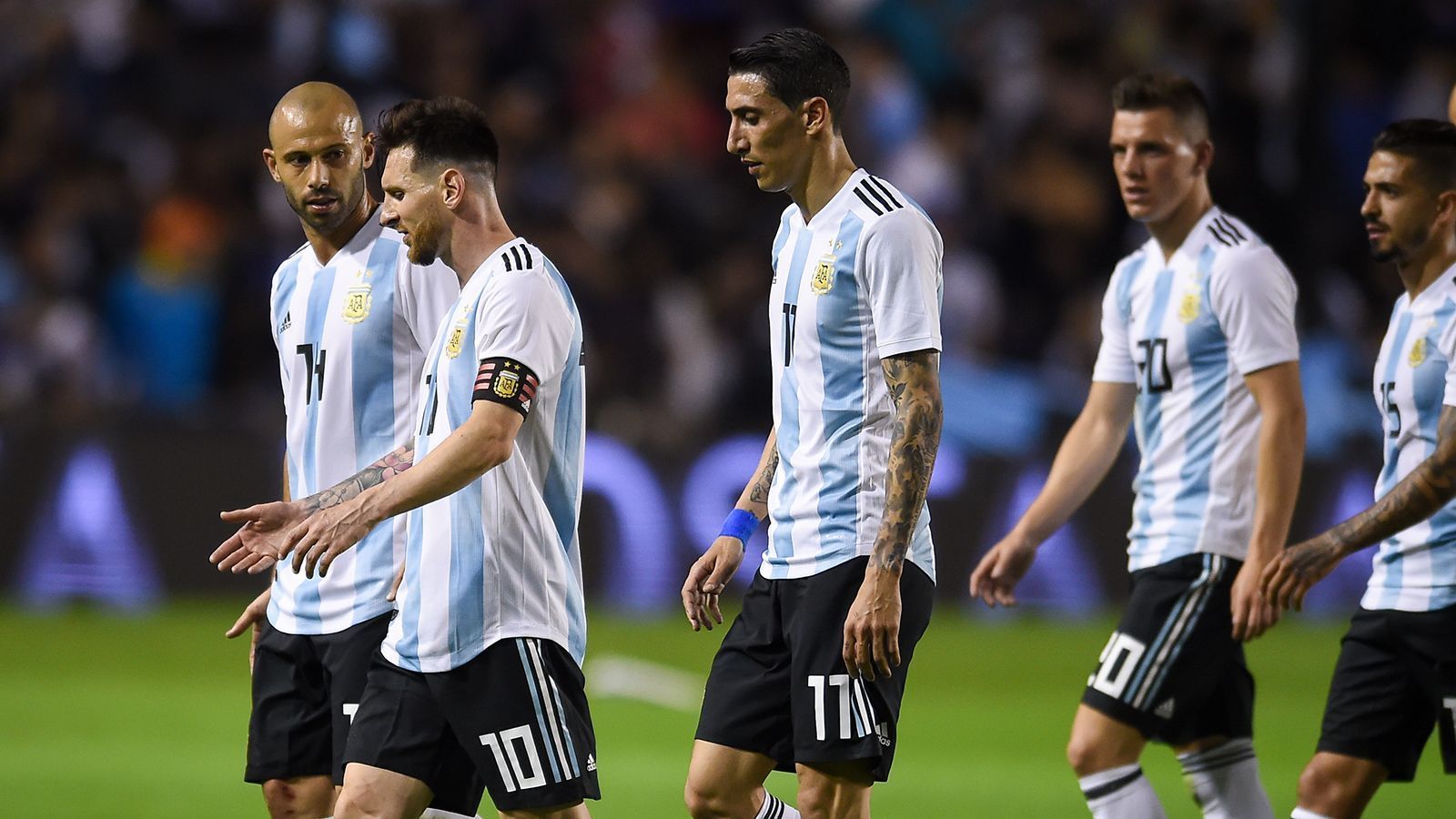 
                <strong>Platz 7 - Argentinien</strong><br>
                Argentinien hat sich vor der WM nicht richtig in die Karten schauen lassen. Gegen das zweitklassige Haiti gab es im einzigen Testspiel einen klaren 4:0-Erfolg, zu dem Lionel Messi drei Tore beisteuerte. Im März kassierte der Vize-Weltmeister dagegen ein fürchterliches 1:6 in Spanien, allerdings ohne Messi. Das lässt die Hoffnungen auf ein gutes Abschneiden in Russland in einer auch schwierigen Gruppe mit Kroatien, Island und Nigeria schrumpfen. Schon die Last-Minute-Qualifikation glich einer Tortur. Wenn Messi allerdings in einen Lauf kommt, könnte er sein Team auch wieder zu Großtaten mitreißen.
              