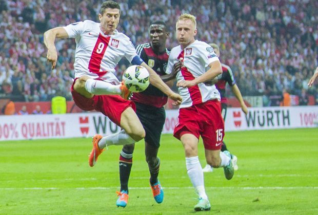 
                <strong>Antonio Rüdiger</strong><br>
                Macht seine Sache im ersten Pflichtspiel für Deutschland nicht schlecht. Auf der ungewohnten rechten Seite konzentriert, rettet er in der 15. Minute gegen Lewandowski in höchster Not. Traut sich nach vorne nicht viel zu. ran-Note 3 
              