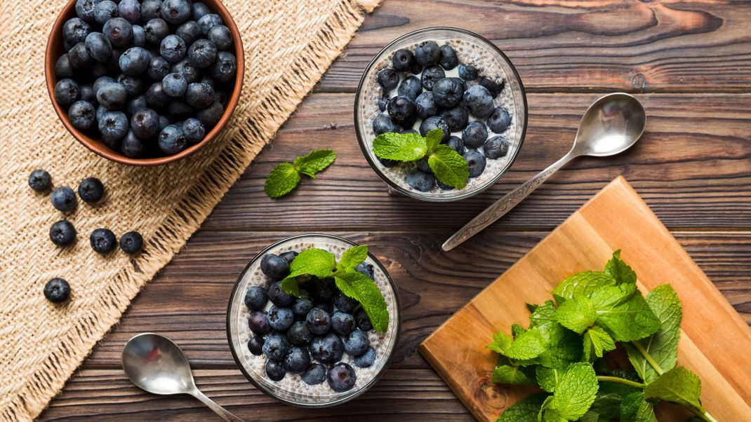 Erfrischend und gesund: proteinreicher griechischer Joghurt mit Chia-Samen und Heidelbeeren.