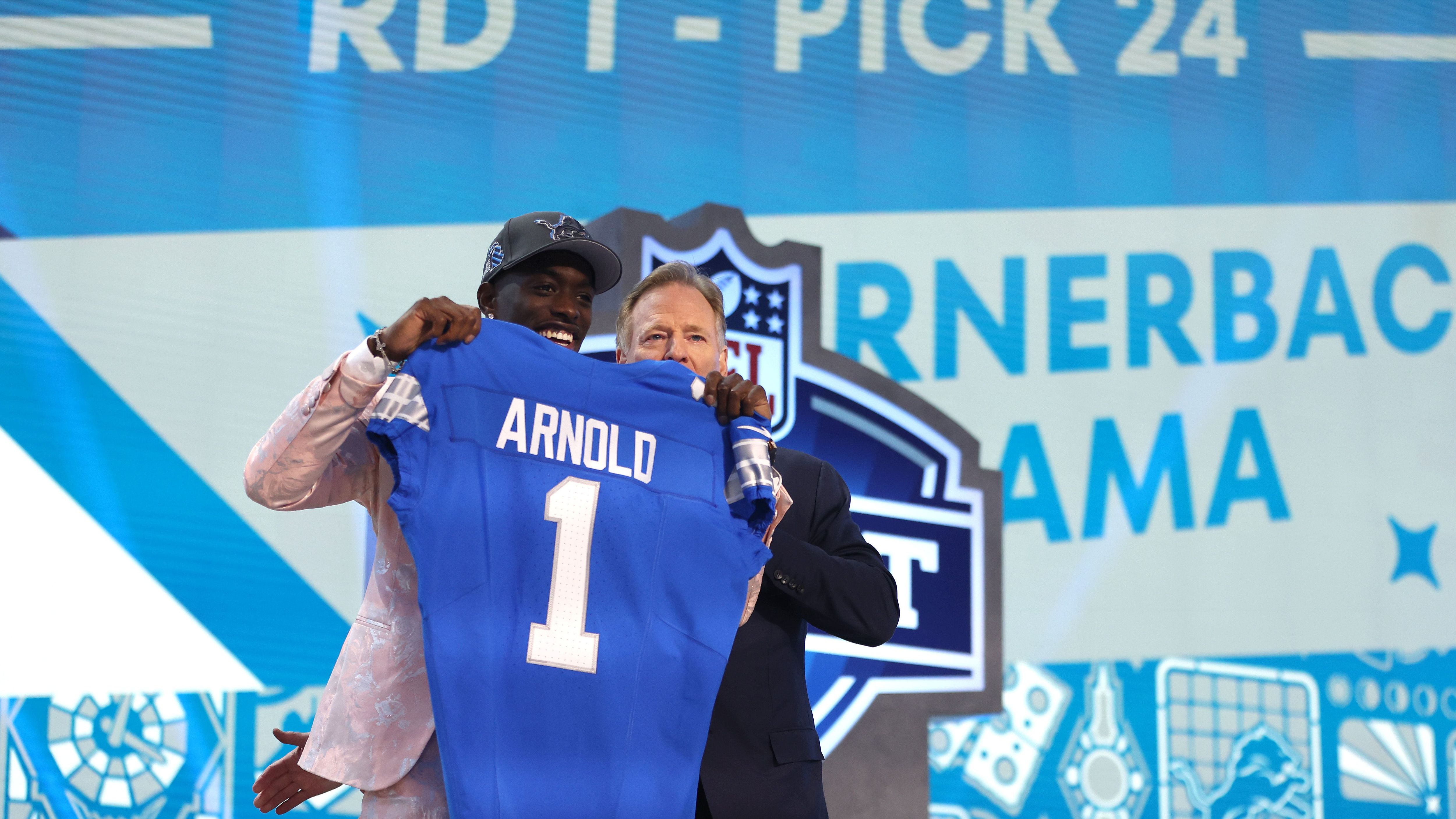 <strong>Detroit Lions</strong><br>Cameron Sutton musste ersetzt werden und er wurde es - gleich doppelt. In Runde eins mit Terrion Arnold, für den die Franchise sogar hochtradete - auch wenn ein Drittrundenpick dafür nicht ganz billig ist. In Runde zwei gab es dann auch noch Cornerback Ennis Rakestraw Jr. Die größten Baustellen für ein Team, das in der vergangenen Saison bereits Super-Bowl-Potenzial hatte, wurden also geschlossen.<br><em><strong>ran-Note: 2</strong></em>