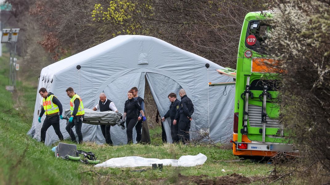 Bei dem Unfall mit einem Reisebus auf der A9 sind vier Menschen ums Leben gekommen. 