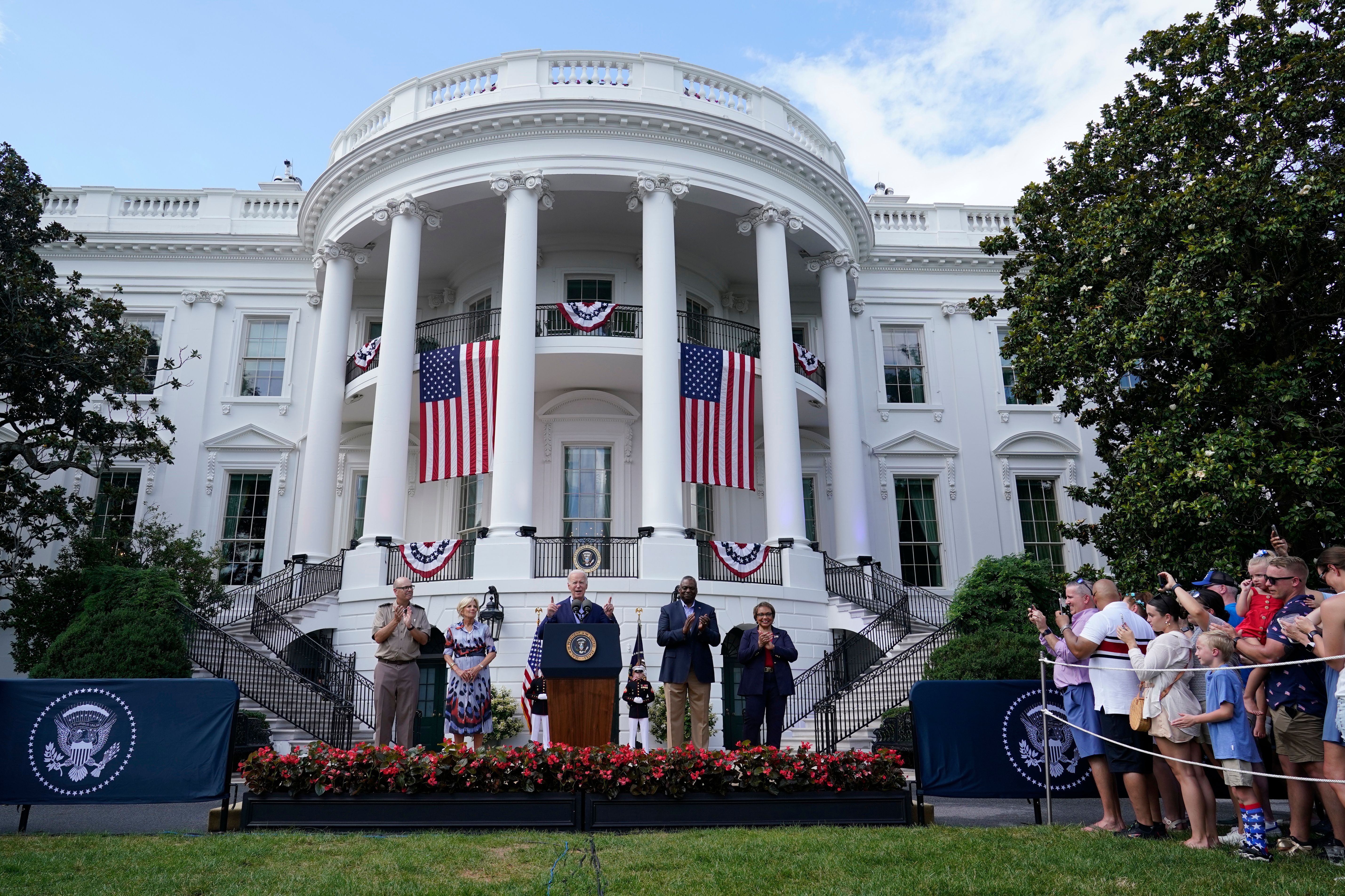 Joe Biden, Präsident der USA, steht mit Senior White House Military Office Chaplain John Barkemeyer (l-r), First Lady Jill Biden, Verteidigungsminister Lloyd Austin und seiner Frau Charlene Austin auf dem South Lawn des Weißen Hauses.