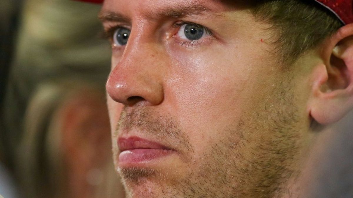 Vettel passt Sitz im Aston-Martin-Werk an
