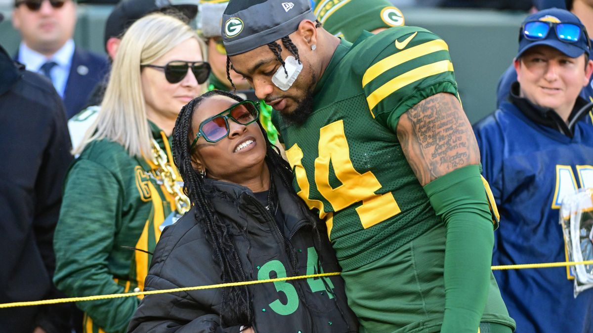 NFL, American Football Herren, USA Los Angeles Chargers at Green Bay Packers Nov 19, 2023; Green Bay, Wisconsin, USA; Green Bay Packers safety Jonathan Owens (34) hugs his wife, Olympic gymnast Sim...