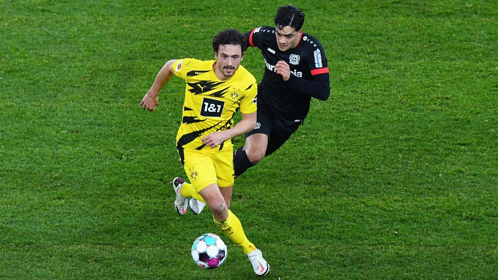 
                <strong>Thomas Delaney</strong><br>
                Leistet sich in Halbzeit eins zu viele Ballverluste und hat wenig Ideen mit der Kugel, obwohl er sich regelmäßig zum Spielaufbau zwischen die Innenverteidiger fallen lässt. Steigert sich aber im zweiten Abschnitt und glänzt vor allem im Spiel gegen den Ball. Gewinnt das Spielgerät stark vor dem 1:1. ran-Note: 3
              