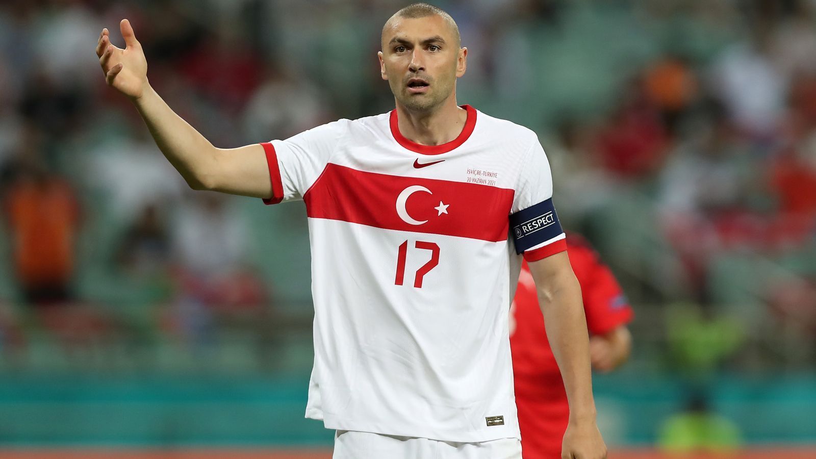 
                <strong>Angriff: Burak Yilmaz (Türkei)</strong><br>
                Mit seinen 16 Saisontoren in der Ligue 1 hatte Türkei-Stürmer Burak Yilmaz Riesenanteil am überraschenden Meistertitel von Lille. Auch bei der Endrunde sollte der 35-Jährige nach Wunsch der türkischen Fans zum entscheidenden Torjäger werden. Doch wie die gesamte Mannschaft, so enttäuschte auch Yilmaz bei der EM auf ganzer Linie. Ohnehin erzielte die Türkei bei den drei Vorrunden-Niederlagen nur einen einzigen Treffer und selbst der kam letztlich nicht von Yilmaz.
              