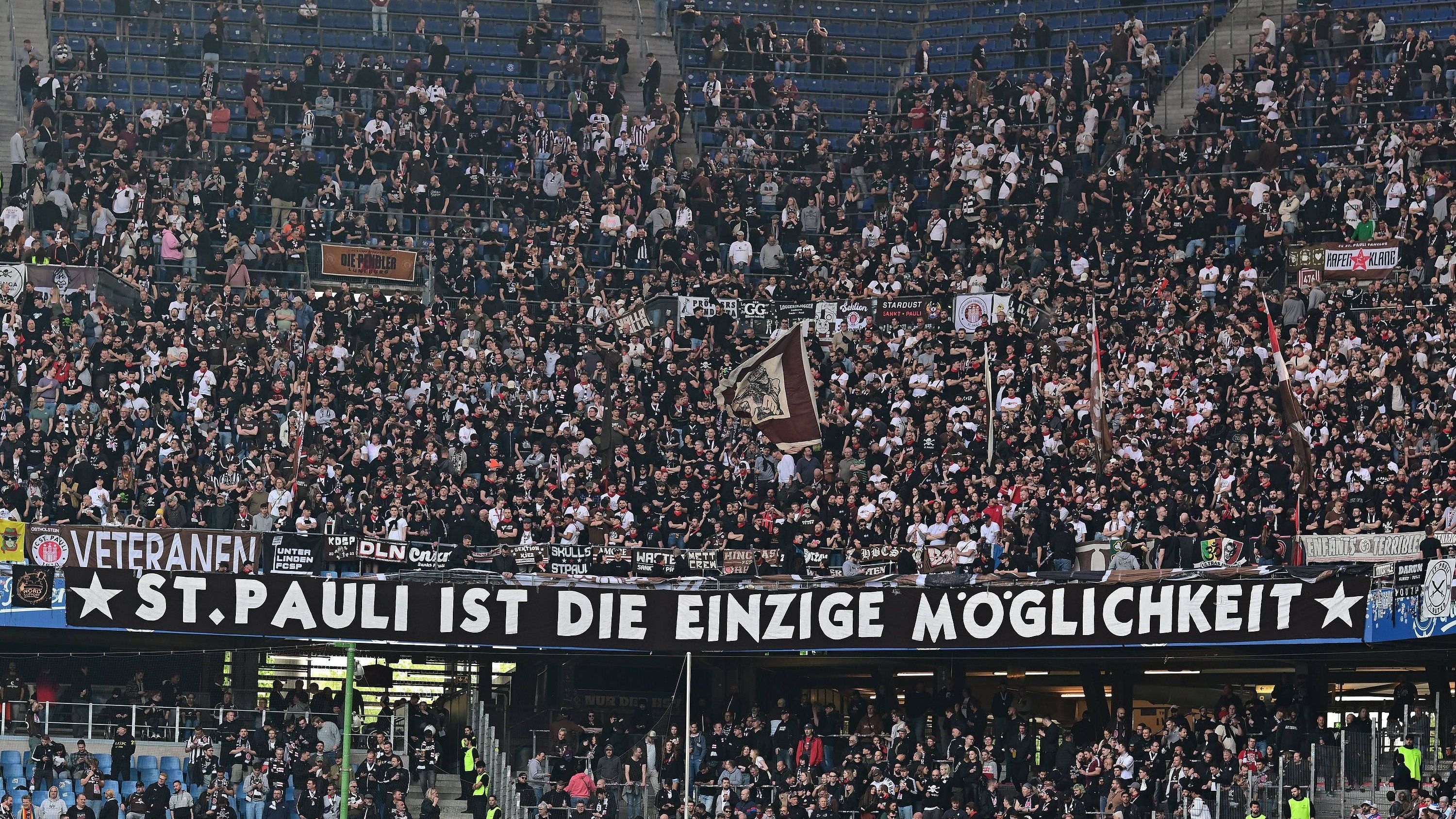 <strong>"St. Pauli ist die einzige Möglichkeit"</strong><br>Auch die Fans des FC St. Pauli haben natürlich ihre eigenen Banner für das Derby im Volksparkstadion mit dabei. Eine der klaren Botschaften: "St. Pauli ist die einzige Möglichkeit"