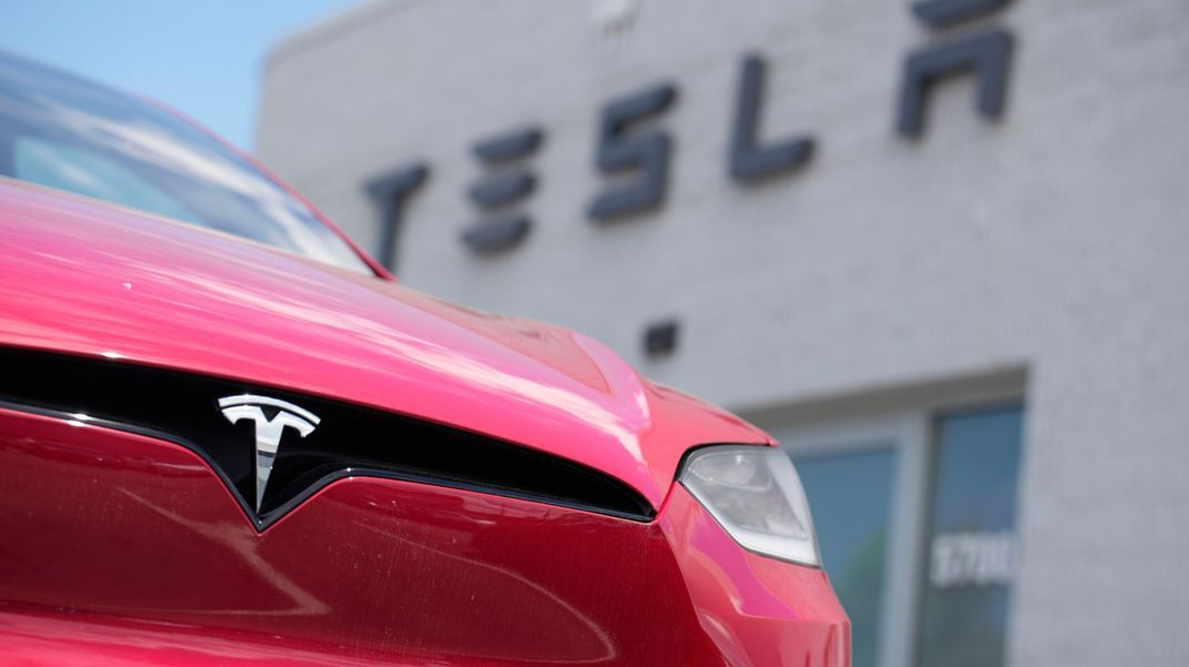 Der Elektroautohersteller Tesla glänzt mit einem deutlichen Gewinnanstieg im zweiten Quartal.