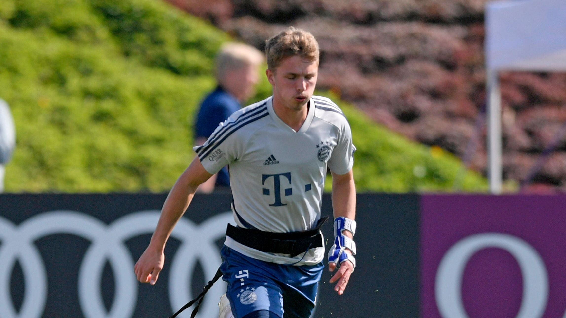 
                <strong>Jann-Fiete Arp</strong><br>
                Arp kam mit viel Vorschusslorbeeren vom Hamburger SV zum FC Bayern. Bislang kann der 19-Jährige die Erwartungen nicht erfüllen. Krankheit und Verletzungen verhinderten, dass sich der Stürmer für die erste Mannschaft empfehlen konnte. Grundsätzlich gilt Arp als ein ausgewogener Mittelstürmer ohne große Schwächen - allerdings auch ohne besonders hervorzuhebende Stärken. Für den Sprung in die Bundesliga sollte es für den U19-Nationalspieler auf jeden Fall reichen. Um sich bei den Bayern durchzusetzen, müsste er jedoch selbst seine besten Leistungen beim HSV und damals bei der U17-Weltmeisterschaft noch toppen. 
              