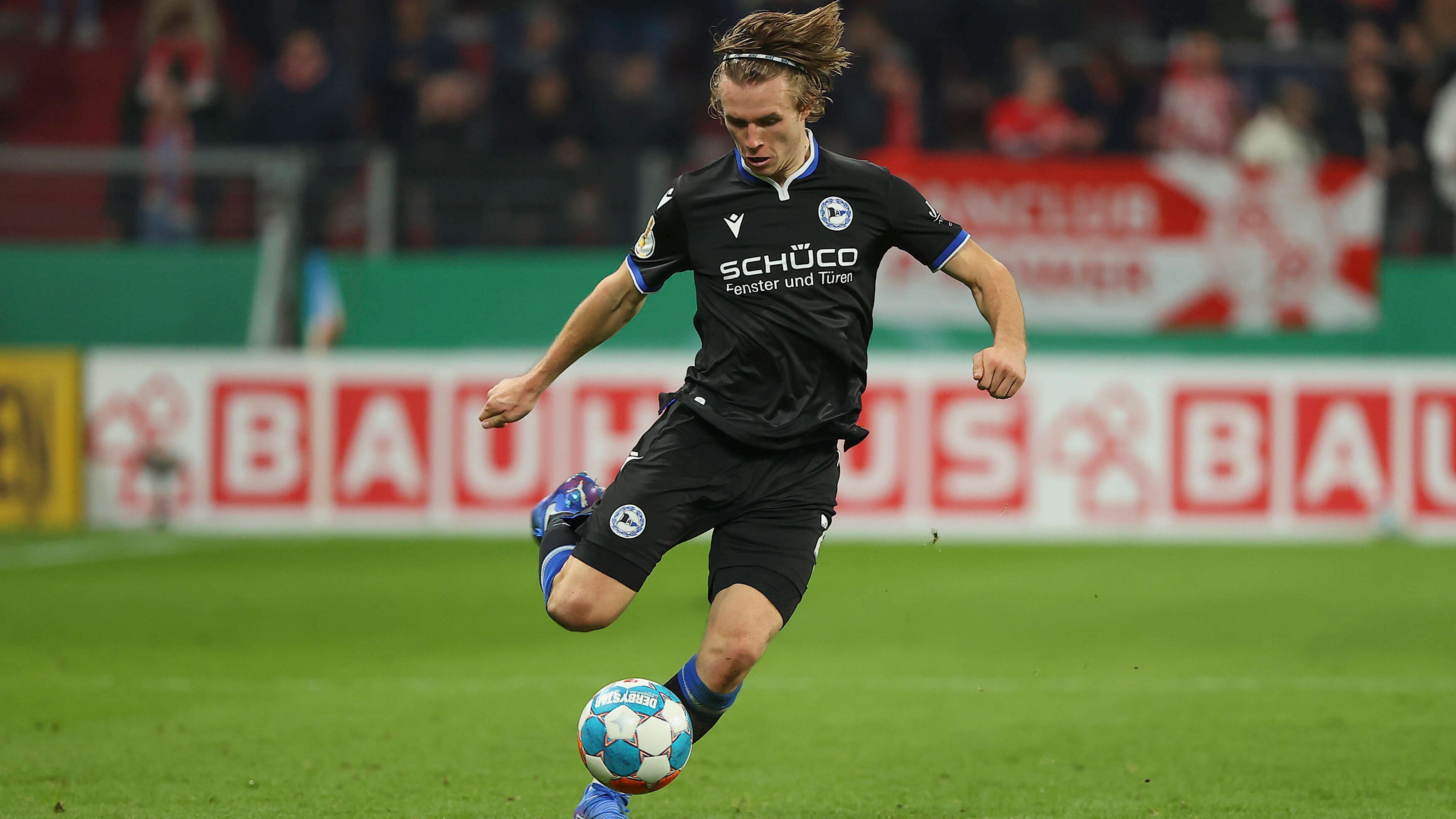 
                <strong>Patrick Wimmer (DSC Arminia Bielefeld)</strong><br>
                Der österreichische Rechtsaußen wurde vor der Saison von Austria Wien geholt und traf direkt bei seinem Bundesliga-Debüt zum späten 1:1-Ausgleich gegen Eintracht Frankfurt. Seit dem dritten Spieltag stand der 20-Jährige in jeder Ligapartie auf dem Rasen. "Er hat sich unheimlich schnell hier zurechtgefunden, das war so nicht zu erwarten", so Trainer Frank Kramer im Oktober gegenüber dem "kicker".
              