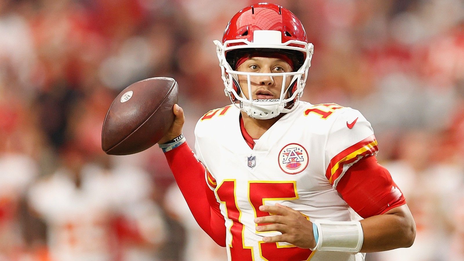 
                <strong>Mahomes noch nicht in Form</strong><br>
                Chiefs-Quarterback Patrick Mahomes ist trotz der rund erneuerten Offensive Line noch nicht in Form. Im Spiel gegen die Cardinals brachte er nur zehn von 18 Pässen für 78 Yards an den Mann, zudem unterlief ihm eine Interception. Allerdings wurde er von Head Coach Andy Reid auch nur bei drei Drives aufgestellt.
              