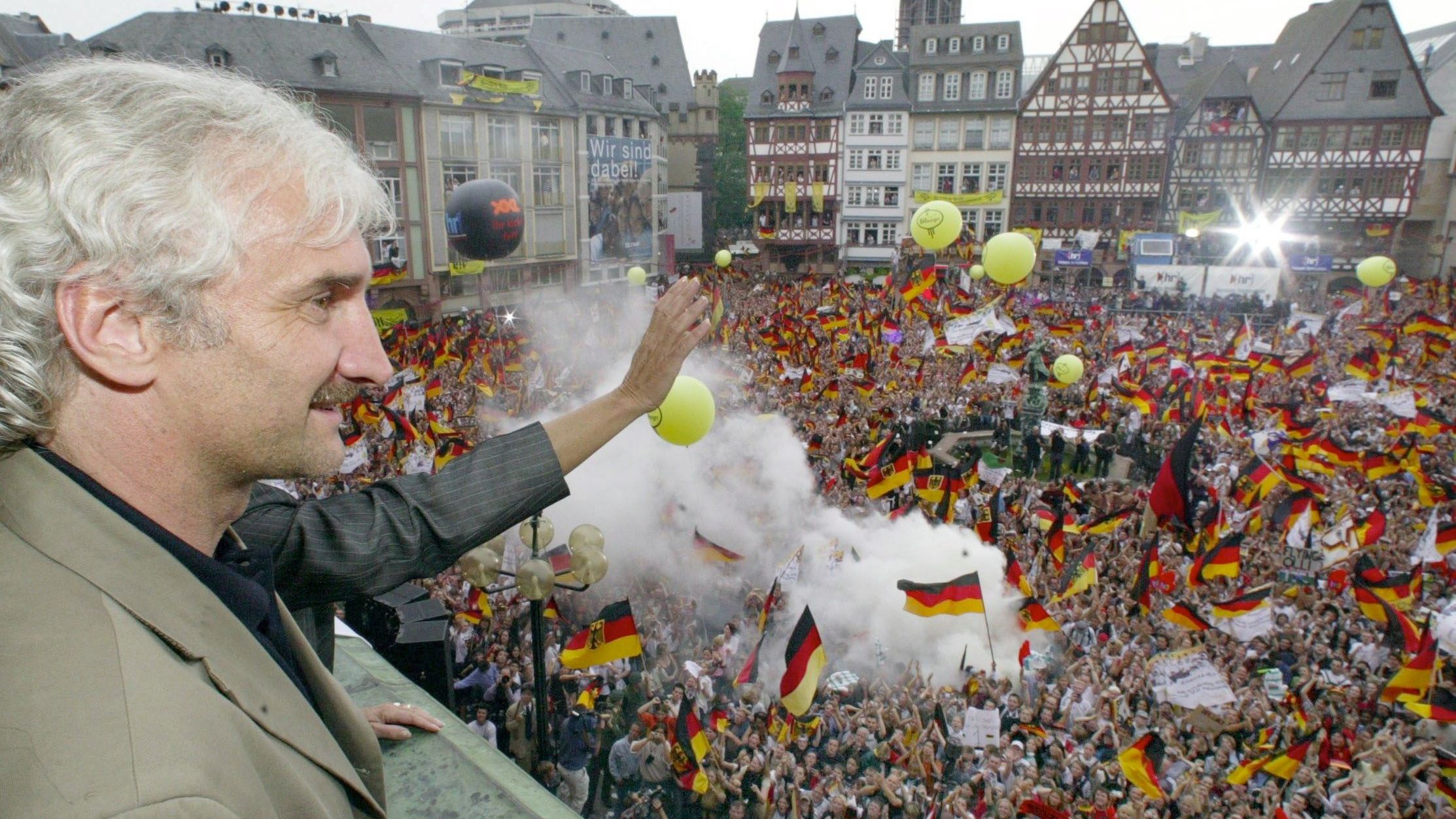 <strong>Sommer 2002: Völler und Nationalmannschaft werden gefeiert</strong><br>Der Bundestrainer und das DFB-Team wurden nach der Rückkehr aus Asien als Vizeweltmeister gefeiert: Die Mannschaft hat nach der EM-Blamage in Deutschland wieder für Großturnier-Euphorie gesorgt. Die DFB-Elf wurde zur Mannschaft des Jahres gewählt und Völler erhielt für seine Leistungen als Trainer sogar das Bundesverdienstkreuz.&nbsp;