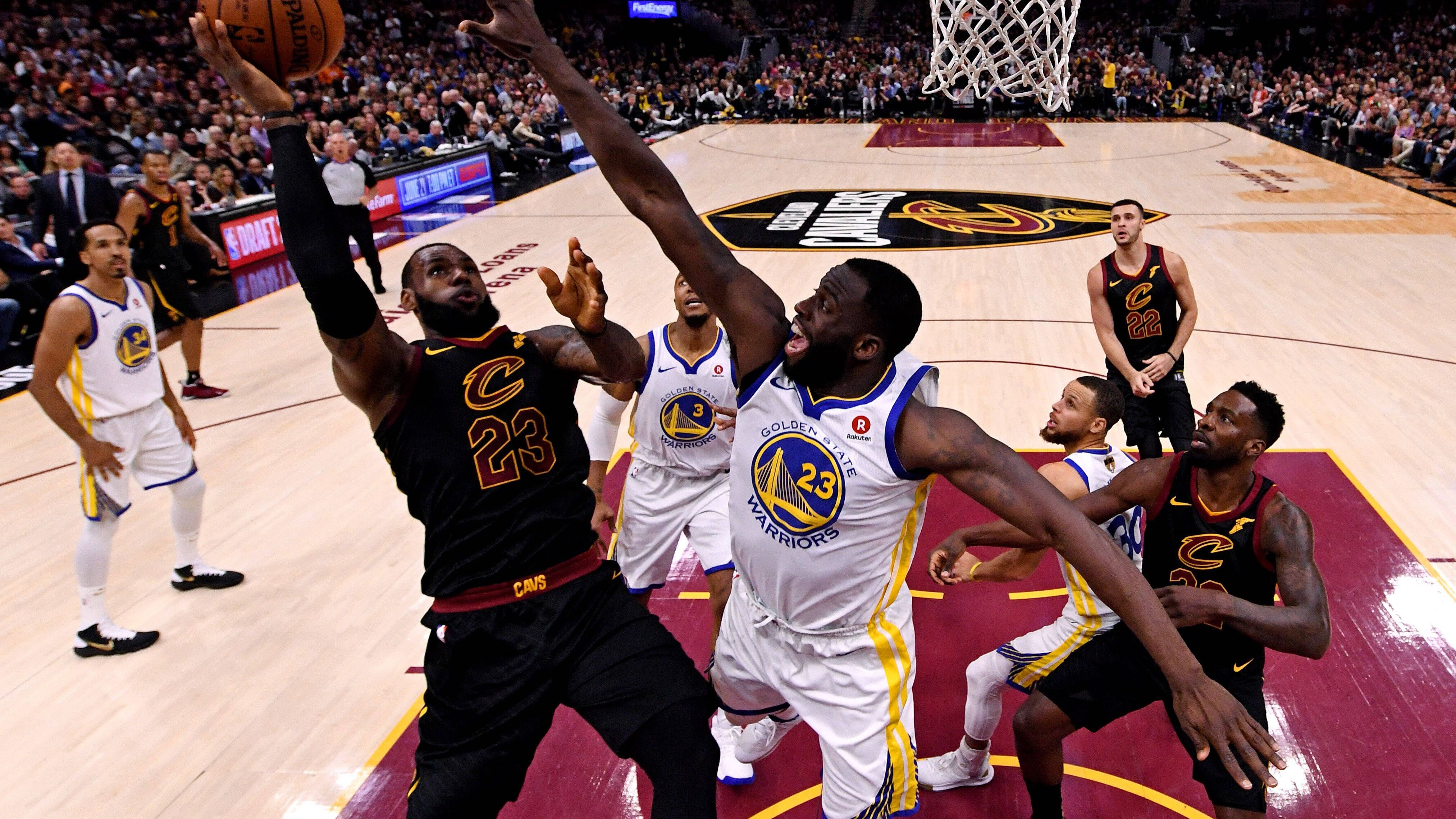 <strong>2018: Draymond Green erwischt Kumpel LeBron James am Auge</strong><br>Während der Finals erwischte Green LeBron James von den Cleveland Cavaliers in Spiel 1 am Auge. Die Referees sahen entgegen der Ansicht vieler Fans keine Absicht bei Green, gaben ihm aber aufgrund Meckerns ein technisches Foul. James spielte mit einem blutunterlaufenen Auge weiter und kam auf satte 51 Punkte.