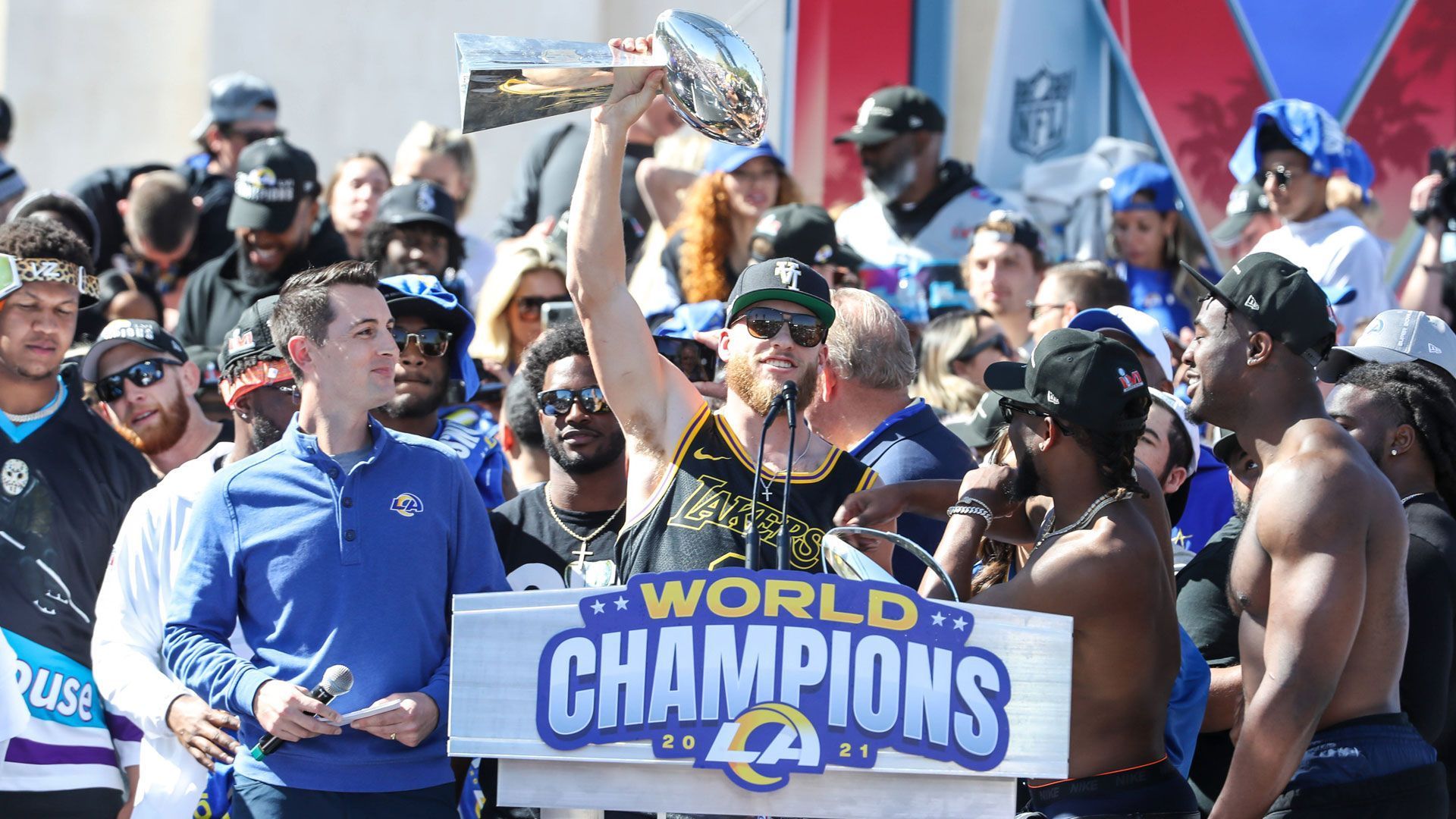 
                <strong>Rams treffen auf alte Bekannte</strong><br>
                Revanche am amtierenden Champion können gleich drei der vier Playoff-Gegner der Los Angeles Rams nehmen. Die Rams treffen in Woche drei und zehn auf die Cardinals, die sie in der Wild Card Round bezwangen. Auf Tom Brady und die Buccaneers, die in der Divisional Round ausgeschaltet wurden, trifft der Champion in Woche neun. Auch auf den Kontrahenten der Conference Championships, die San Francisco 49ers, treffen Cooper Kupp & Co. und zwar in den Wochen vier und acht.
              