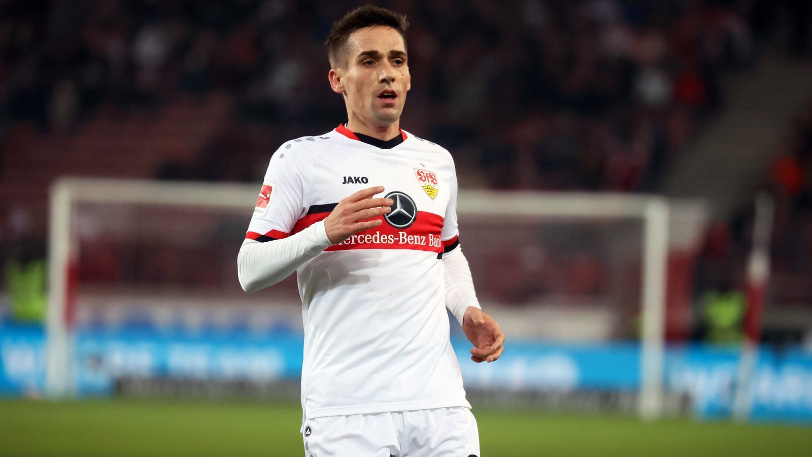 
                <strong>Philipp Klement</strong><br>
                Ebenso ohne Zukunft beim VfB soll Leih-Rückkehrer Philipp Klement sein. Der 29-Jährige war in der Rückrunde der Saison 2021/22 an den Zweitligisten Paderborn ausgeliehen. Bei den Ostwestfalen zeigte er in elf Spielen mit zwei Toren und vier Vorlagen durchaus seine Klasse, dennoch will ihn der VfB laut "Kicker" nun endgültig abgeben. Klements Vertrag läuft nur noch bis zum Sommer 2023. Bislang bestritt der defensive Mittelfeldspieler 47 Pflichtspiele für die Schwaben (zwei Tore). 
              