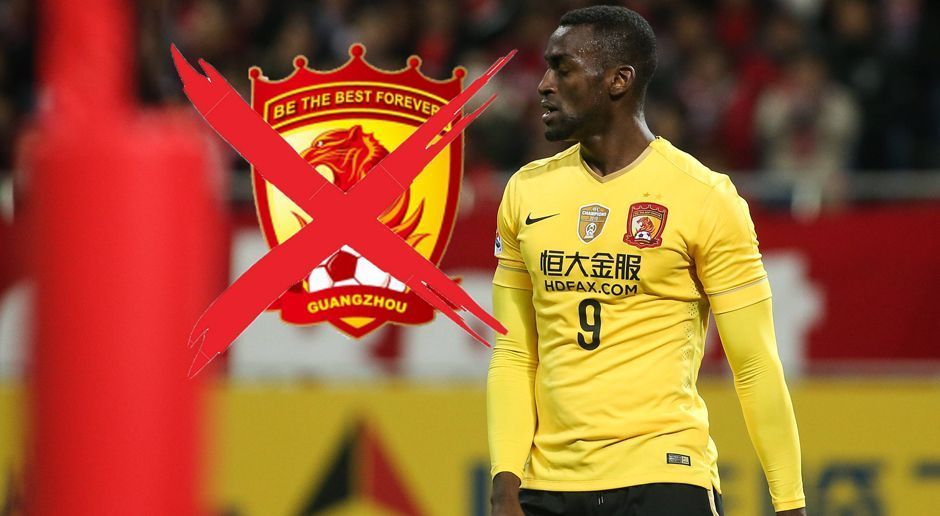 
                <strong>Jackson Martinez</strong><br>
                Für 42 Millionen Euro holte der chinesische Serienmeister Guangzhou Evergrande im Februar 2016 den Stürmer Jackson Martinez in die Super League - es war der Beginn einer unglücklichen Beziehung. Denn in den zurückliegenden zwei Jahren kam der Kolumbianer, bis heute Rekord-Transfer des amtierenden Meisters, lediglich zu 16 Einsätzen und erzielte vier Treffer. Die meiste Zeit seines China-Engagements verbrachte Martinez im Lazarett und nun löste Evergrande den Vertrag mit dem 31-Jährigen vorzeitig auf.
              