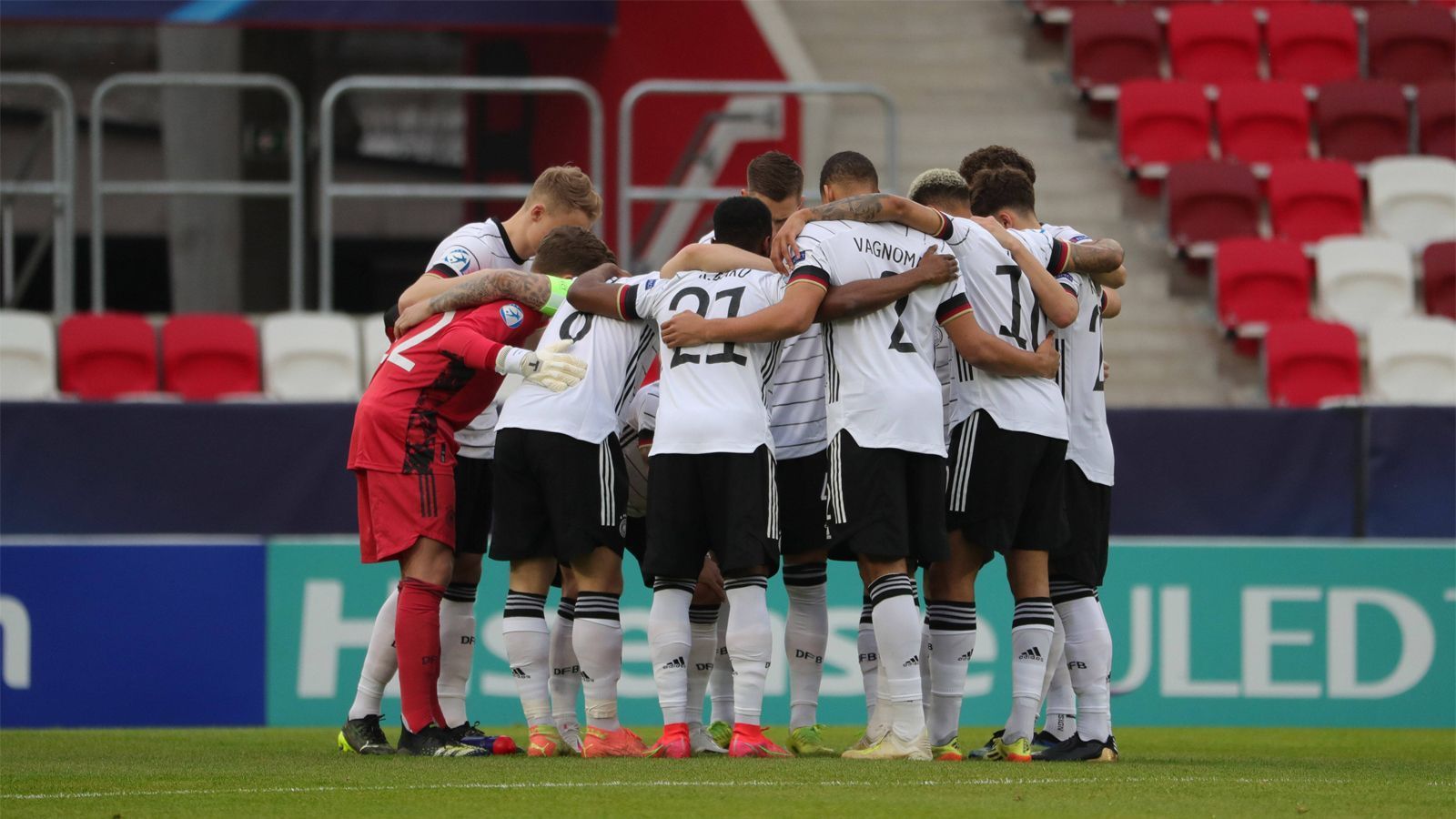 
                <strong>U21-EM-Viertelfinale! Die Einzelkritik der deutschen U21-Nationalmannschaft</strong><br>
                Ein verschossener Elfmeter, ein Lattentreffer: der Sieg blieb der deutschen U21-Nationalmannschaft im letzten Gruppenspiel gegen Rumänien verwehrt. Doch das Wichtigste ist: die Mannschaft von U21-Bundestrainer Stefan Kuntz steht im Viertelfinale der U21-Europameisterschaft. ran.de bewertet die Leistungen der deutschen Nachwuchs-Nationalspieler.
              