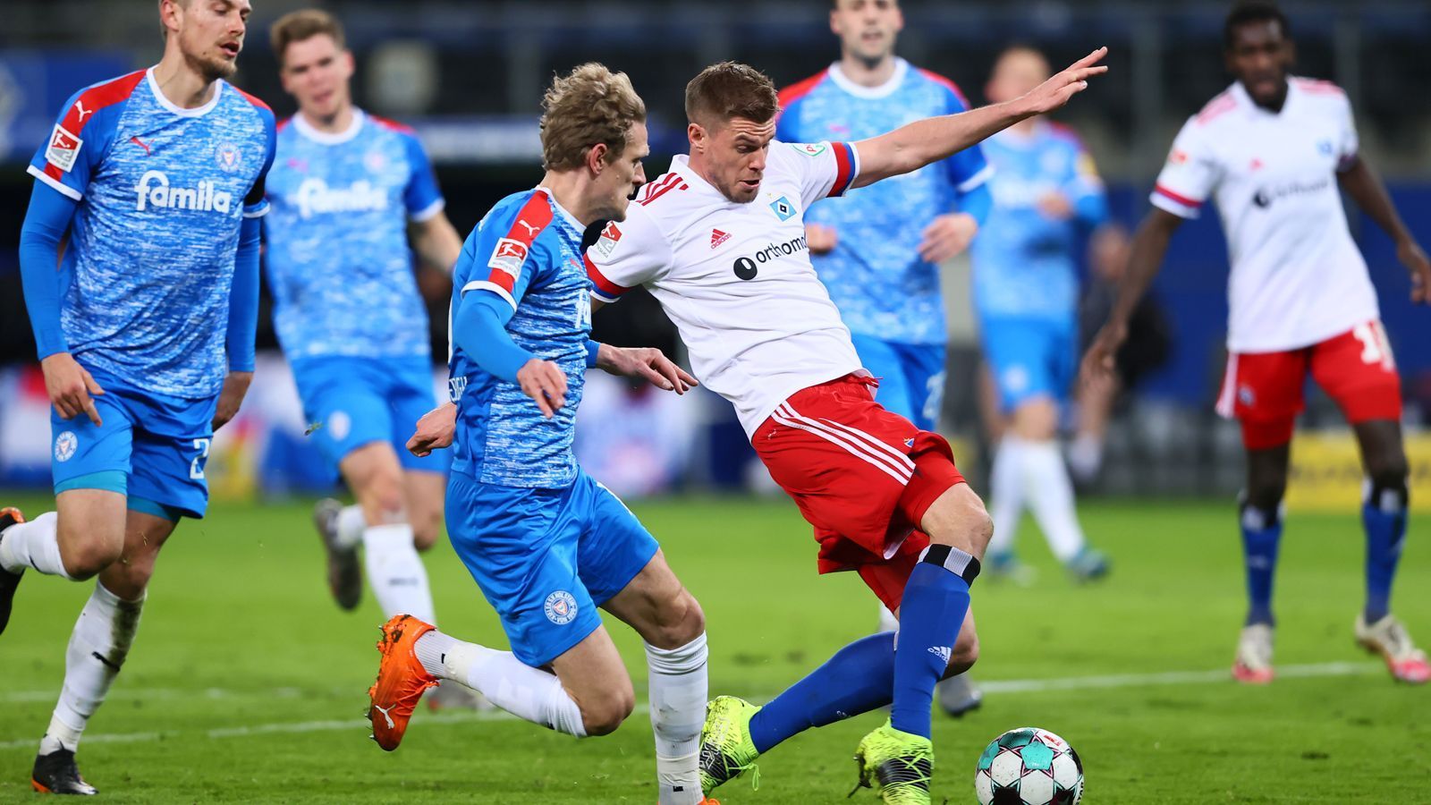 
                <strong>Simon Terodde</strong><br>
                Bekommt viele Bälle in die Spitze gespielt und soll diese festmachen. Das gelingt ihm im Laufe des Spiels immer besser. In klassischer Torjägermanier vollstreckt er beim 1:1 eiskalt unter die Latte. In der zweiten Halbzeit ist der 33-Jährige ähnlich wie seine Teamkollegen aktiv, seine beste Torchance setzt er in der 70. Minute aber über das Tor. ran-Note: 2
              