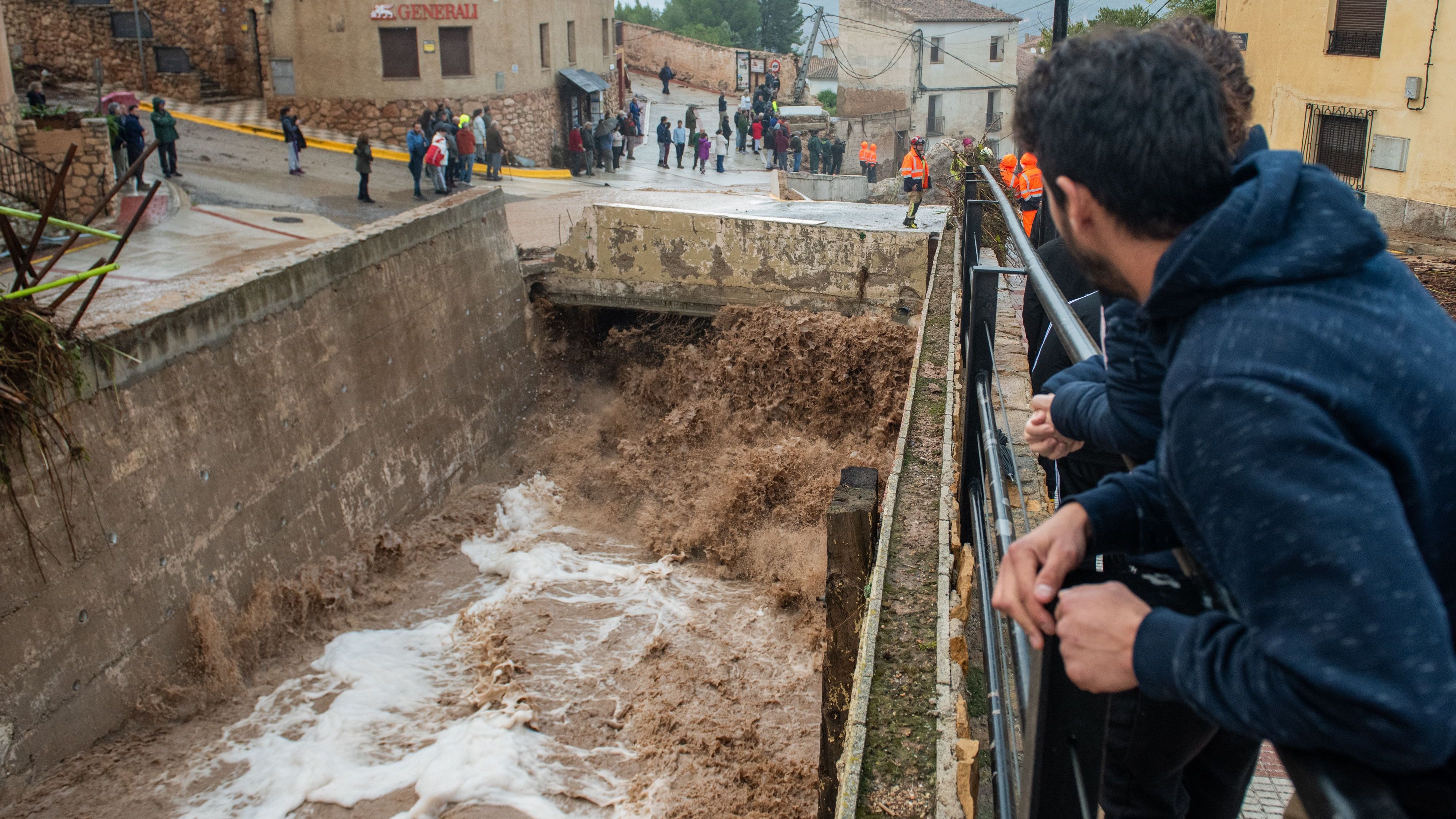 Straßen in Spanien verwandelten sich in reißende Flüsse.