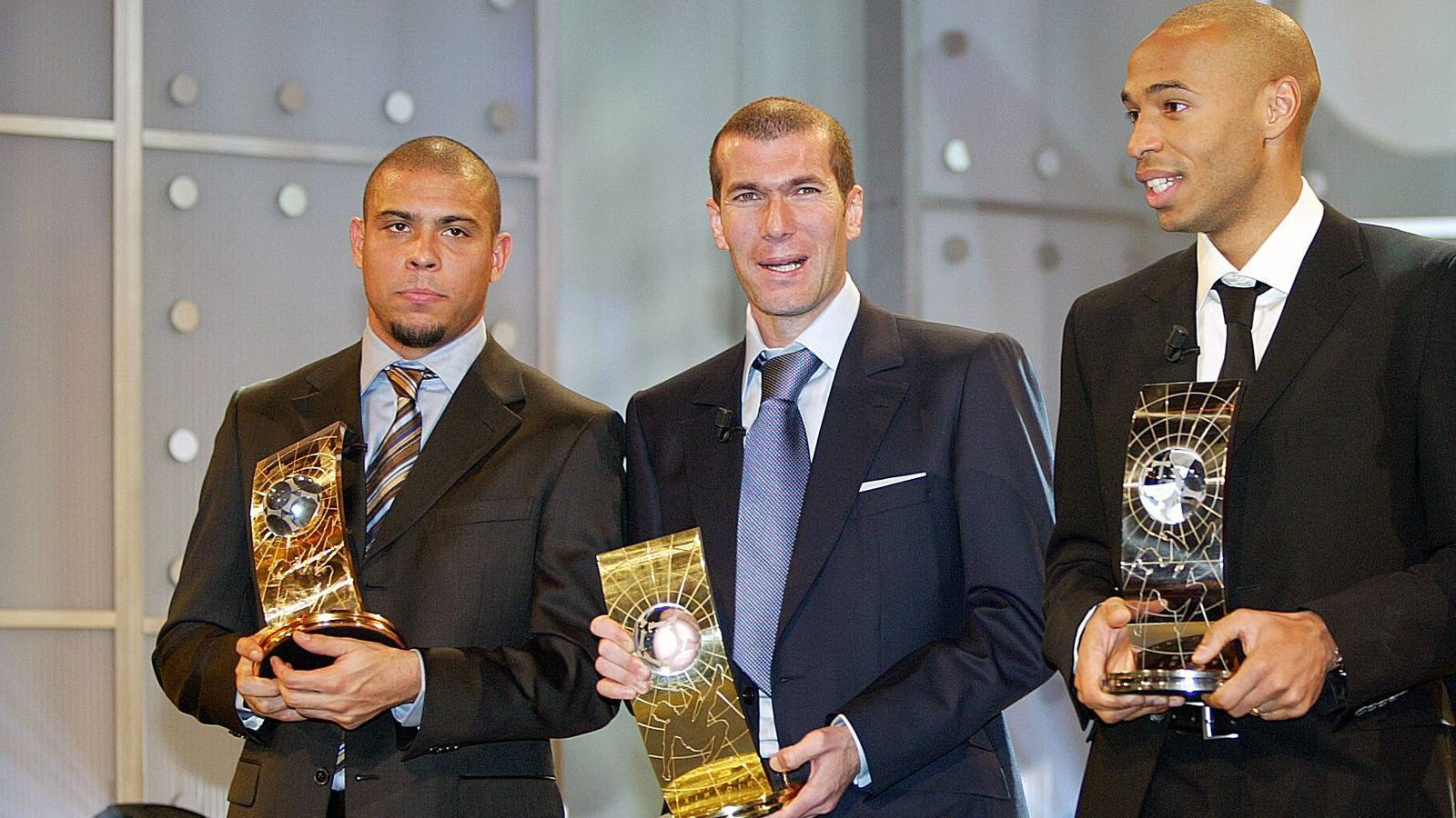 
                <strong>Zinedine Zidane (2003)</strong><br>
                Im Jahr 2003 spielte Zinedine Zidane (Mi.) längst bei Real Madrid und war so etwas wie das Gesicht der damals "Galaktischen", wie die Mannschaft aufgrund der vielen Stars genannt wurde. Bei der Wahl zum Weltfußballer verwies der Franzose seinen Landsmann Thierry Henry (re.) vom FC Arsenal auf Platz 2 und Real-Mannschaftskollege Ronaldo wurde Dritter. 
              