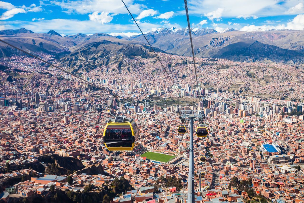 Seilbahn statt Straßenbahn: La Paz liegt in den bolivianischen Anden. Die Stadt ist nicht nur hoch gelegen. Auch die Straßen sind steil. So fahren dort viele Menschen mit der Seilbahn (Mi Téleferico) zur Arbeit. 