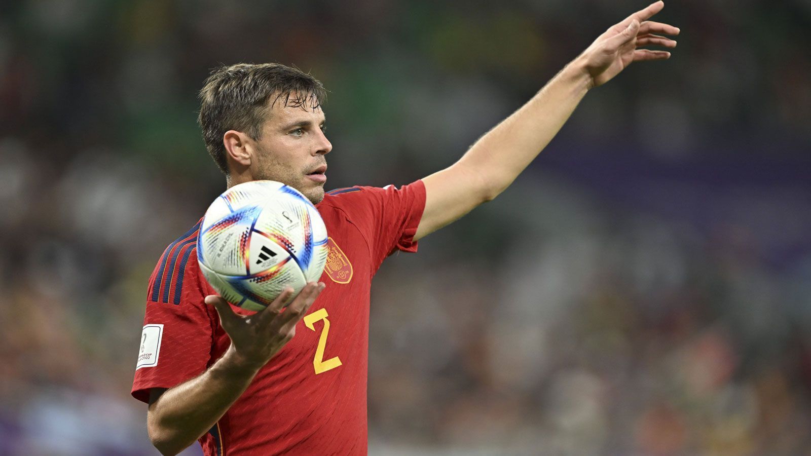 
                <strong>Cesar Azpilicueta</strong><br>
                Rechts hinten vertraute Enrique zum Auftakt auf Cesar Azpilicueta. Der Profi vom FC Chelsea ist ebenfalls 33 Jahre alt, schaffte aber erst nach dem bis dato letzten Titel den Sprung ins Nationalteam. Dort ist er erst seit der EM im vergangenen Jahr wieder regelmäßig gefragt. Zumindest am Mittwoch bekam er den Vorzug vor Dani Carvajal - doch hier hat Enrique im Gegensatz zu Hansi Flick die Qual der Wahl. In dieser Saison erlebte Azpilicueta bei den "Blues" als Kapitän ein Auf und Ab, kam längst nicht in jeder Partie zum Einsatz oder manchmal nur von der Bank. Dass man auf ihn zählen kann, bewies er aber in Katar einmal mehr.
              