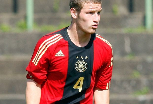 
                <strong>In den Auswahlteams des DFB</strong><br>
                Mit dem Tragen des Nationalmannschafts-Trikots kennt sich der Sohn albanischer Eltern bereits bestens aus. Seit der U16 durchläuft der heute 21-Jährige sämtliche Auswahlmannschaften des Deutschen Fußball-Bundes.
              