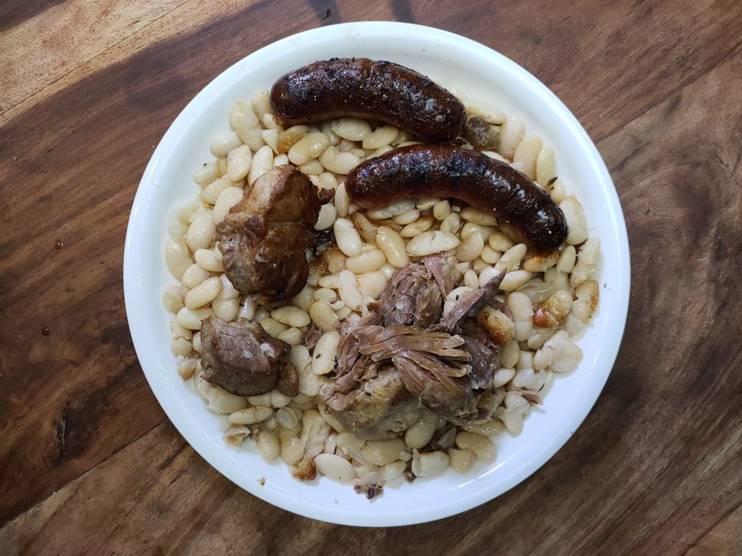 Das französische Gericht Cassoulet beeinhaltet weiße Bohnen und viel Fleisch.