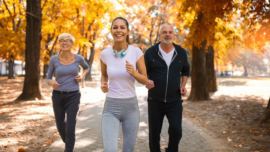 Joggen steigert nicht nur deine Ausdauer, sondern kann auch dazu beitragen, Gewicht zu verlieren. Wir zeigen, wie dir das gelingt. 