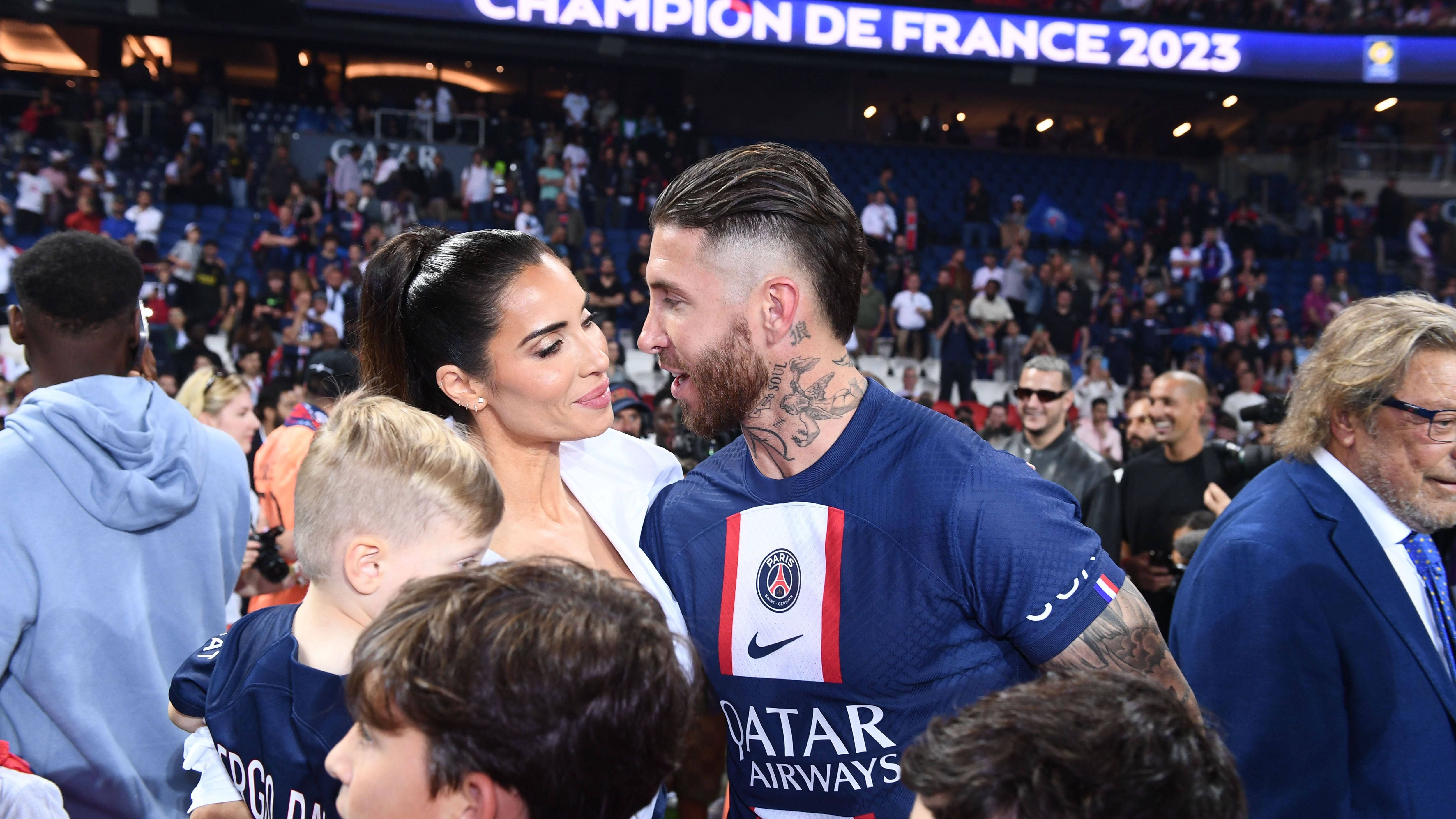 <strong>Sergio Ramos</strong><br>Auch die Karriere von Spaniens Legende Sergio Ramos neigt sich so langsam dem Ende zu. Nachdem sein Vertrag bei Paris Saint-Germain im Sommer auslief und nicht verlängert wurde, sprach zunächst vieles für einen Wechsel zu Besiktas Istanbul. Allerdings scheiterten die Verhandlungen offenbar an Ramos' hohen Gehaltsforderungen. Top-Kandidat auf eine Ramos-Verpflichtung soll nun ausgerechnet Besiktas' Lokalrivale Galatasaray sein.