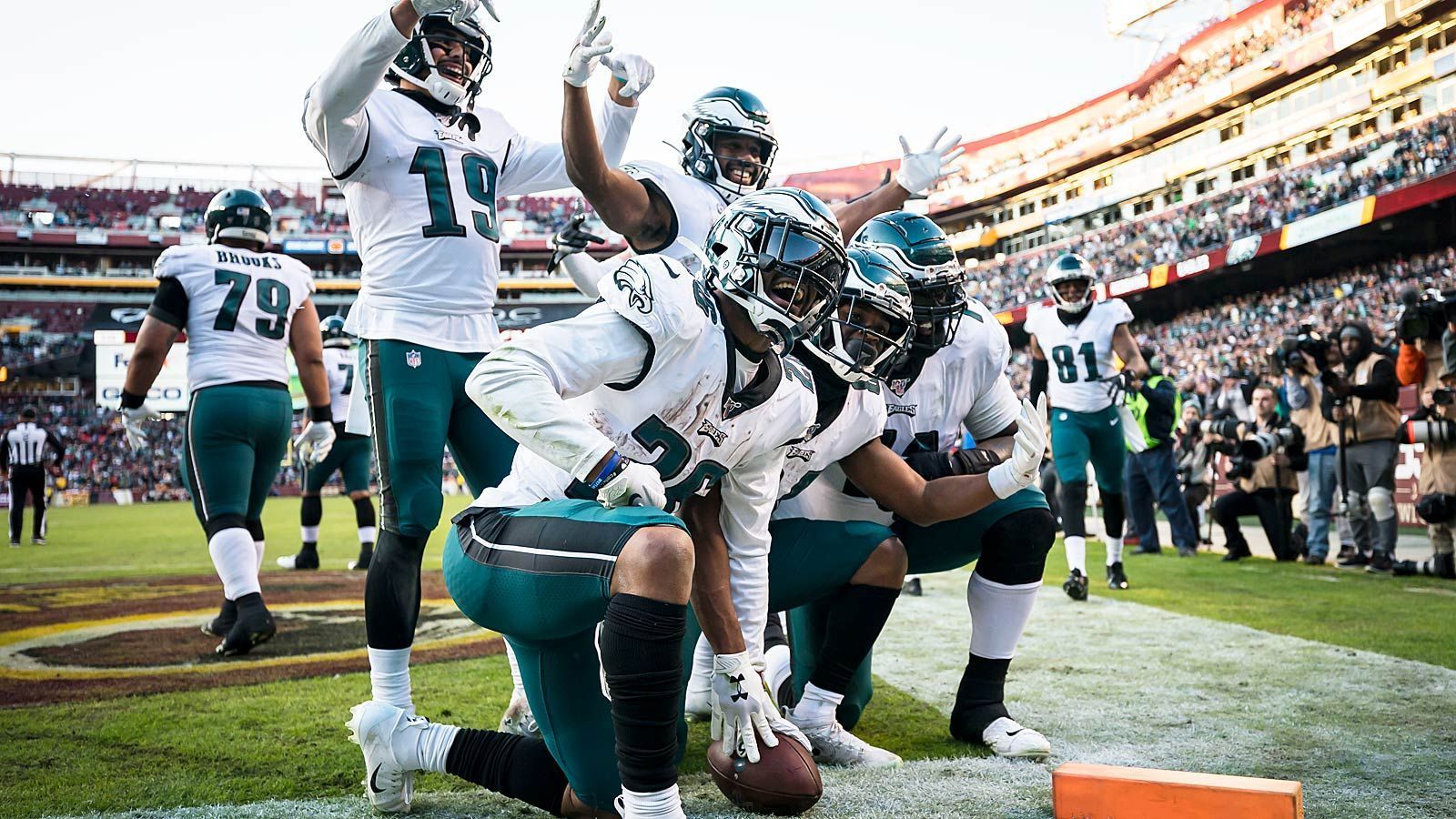 
                <strong>NFC: Philadelphia Eagles (8-7)</strong><br>
                Die Eagles sichern sich einen Playoff-Platz...&#x2022; wenn sie bei den New York Giants gewinnen oder unentschieden spielen<br>&#x2022; die Cowboys gegen die Washington Redskins unentschieden spielen oder verlieren<br>
              