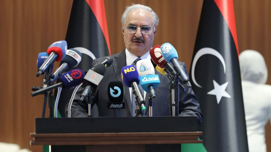 Dem ostlibyschen Machthaber Haftar kämen russische Luftverteidigungssysteme sowie Angriffswaffen gelegen. (Archivbild)