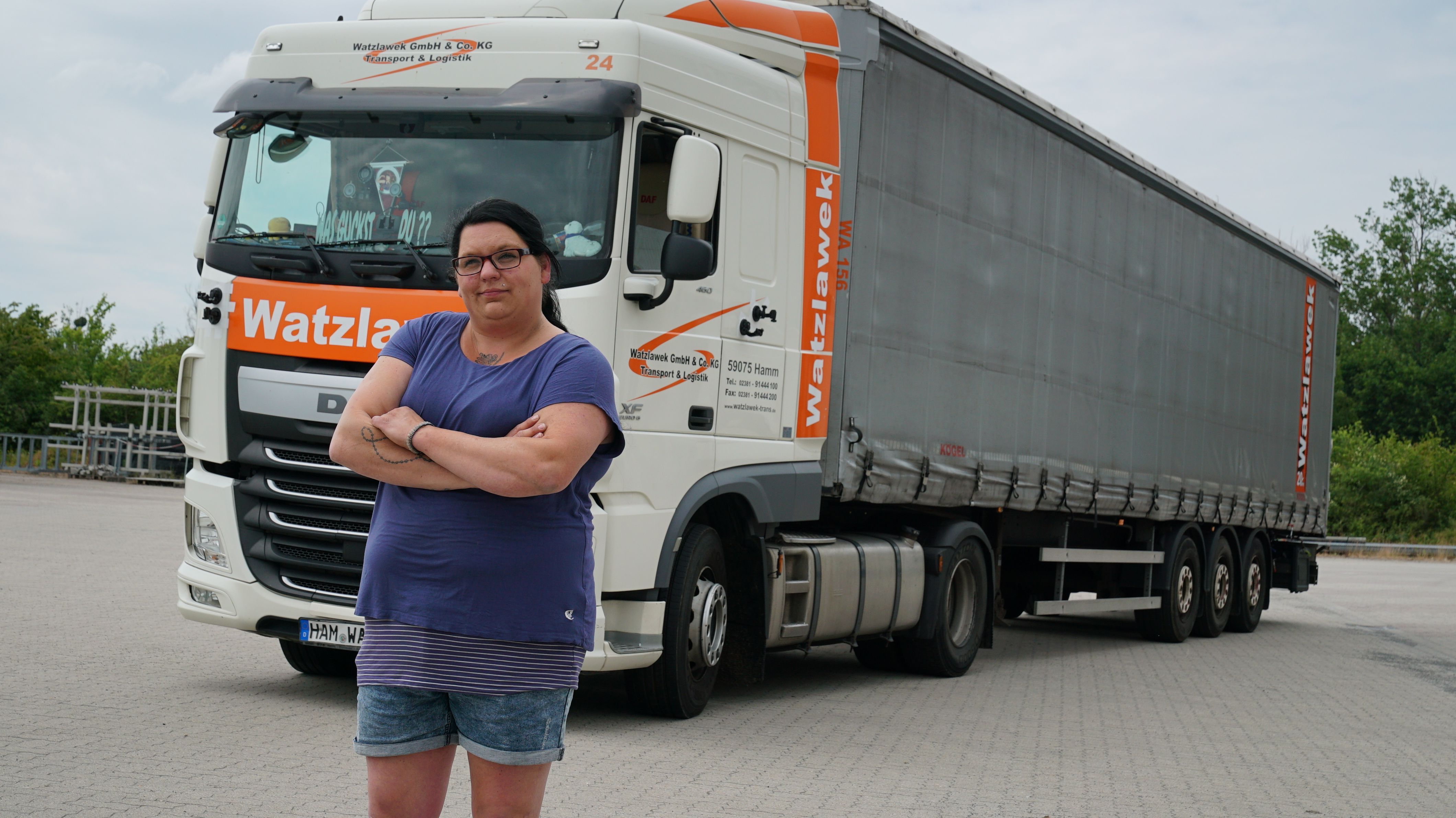 Trucker Babe Gina posiert vor ihrem Lkw