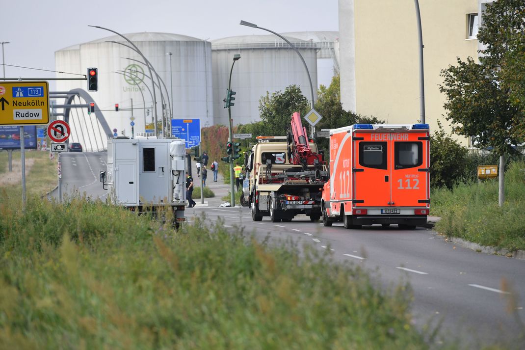 Aus bislang ungeklärten Ursachen ist es zu einem schweren Unfall zwischen einem Bus der Berliner Verkehrsbetriebe (BVG) und einem Rettungswagen der Feuerwehr gekommen. 