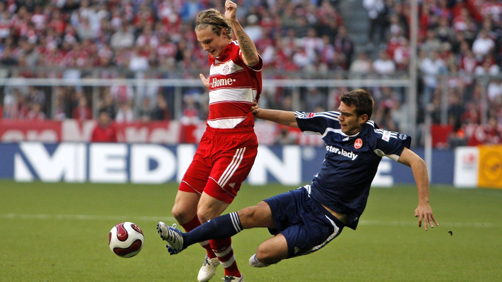 
                <strong>Marcell Jansen (Juli 2007 bis August 2008)</strong><br>
                Auch Marcell Jansen schloss sich im selben Sommer dem Rekordmeister an. Die Dienste des Außenverteidigers ließen sich die Bayern 14 Millionen Euro kosten. Zu mehr als einem Backup für einen gewissen Philipp Lahm reichte es aber nicht, Jansen machte zwar insgesamt 33 Spiele für die Bayern (vier Assists), heuerte aber schon im folgenden Sommer beim HSV an. Acht Millionen Euro konnten die Bayern für Jansen aufrufen.
              