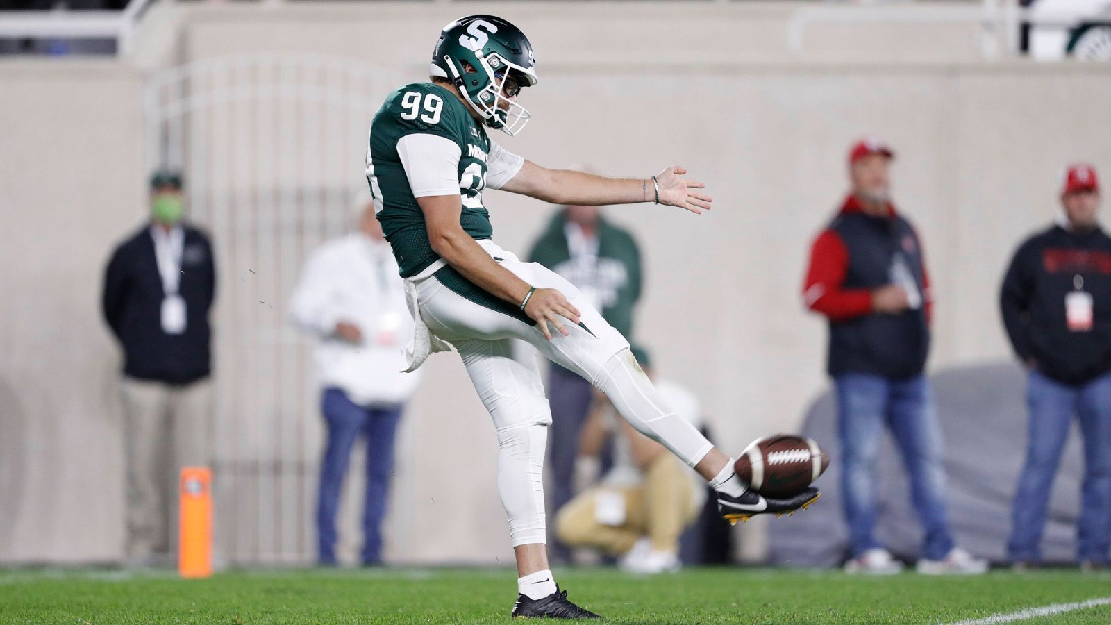 
                <strong>1. Platz - Punter: Bryce Baringer, Michigan State</strong><br>
                Bryce Baringer hat vielleicht das stärkste Bein im College-Football. Baringer war in diesem Jahr sowohl im Brutto- als auch im Netto-Punt-Durchschnitt führend im College-Vergleich. Auch, wenn er nur bei 20 Prozent seiner Punts Fair Catches erzwang, gab er den Returnern kaum Raum und Zeit, den Ball zurückzutragen. Sein Punt-Durchschnitt lag 2022 bei 49 Yards, zudem platzierte er 22 Punts innerhalb der 20-Yard-Linie. Baringer ist zudem in der Lage, konstant über Entfernungen von 50 Yards zu Punten und dabei über fünf Sekunden Flugzeit zu halten. Nicht umsonst wurde er in dieser Saison als First-Team All-American ausgezeichnet und hat die Chance, nach einer starken Leistung beim Senior Bowl als erster Punter gedraftet zu werden.
              