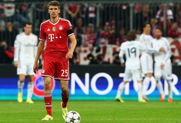 
                <strong>Bayern München - Real Madrid 0:4</strong><br>
                Die Weißen jubeln, der Rote ist enttäuscht. Thomas Müller hatte sich die Partie sicher anders vorgestellt...
              