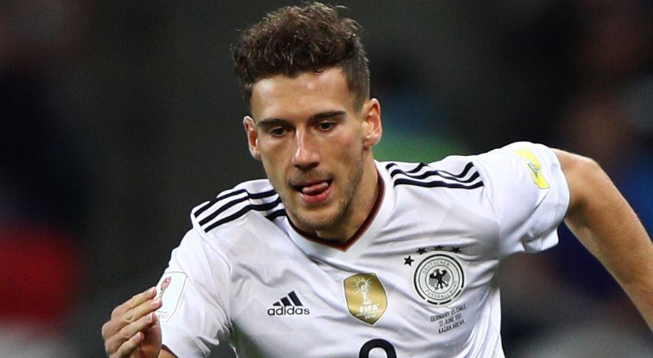 
                <strong>Leon Goretzka</strong><br>
                Wird nach seiner Gala-Vorstellung gegen Australien diesmal schnell zurechtgestutzt, als Sanchez ihn nach wenigen Sekunden vernascht. Lange nicht so auffällig wie im ersten Gruppenspiel, lässt sein Können aber hin und wieder aufblitzen. ran-Note: 3
              