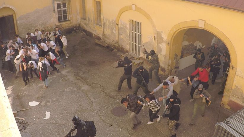 Die Terroristen haben die Geiseln ins Innere des Gebäudes gebracht. Von mehreren Seiten nähern sich die Polizisten dem weitläufigen und verwinkelten Gebäude. Schließlich kommt es zu einem heftigen Schusswechsel zwischen den Beamten und den Angreifern.