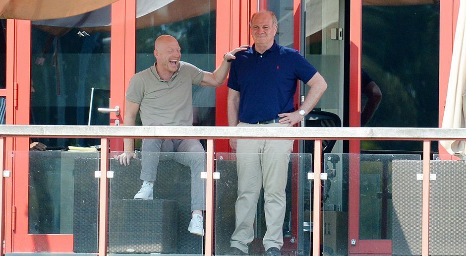 
                <strong>Uli Hoeneß mit Matthias Sammer</strong><br>
                August 2015: Am Vereinsleben nimmt Hoeneß wieder intensiver teil. Anfang des Jahres widmet er sich zurückgezogen seiner Tätigkeit im Nachwuchsbereich, im Sommer zeigt er sich mit Sportvorstand Matthias Sammer beim Training der Bayern-Profis.
              