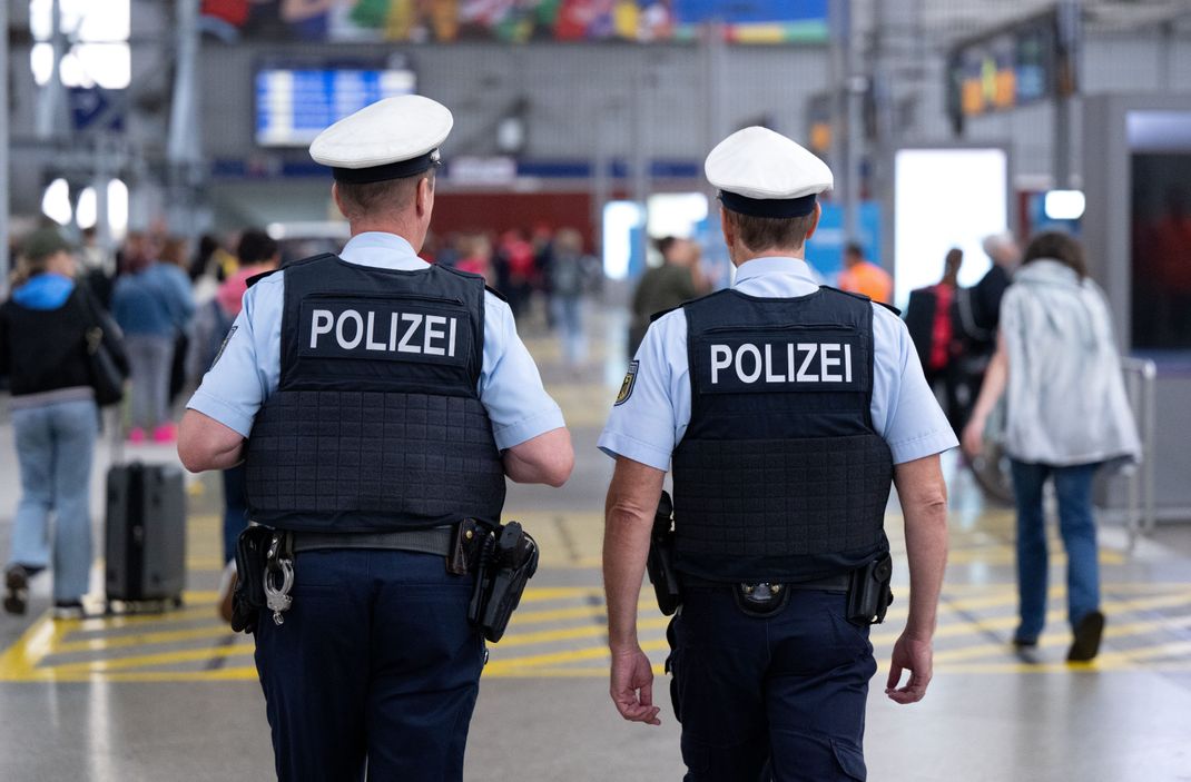 Bundespolizisten gehen durch den Hauptbahnhof in München.