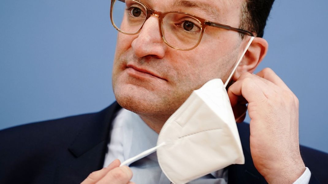 Archivaufnahme, 26. März 2021, Berlin: Jens Spahn (CDU), Bundesminister für Gesundheit, nimmt zu Beginn der Pressekonferenz zur Corona-Lage vor Ostern die FFP2-Maske ab.