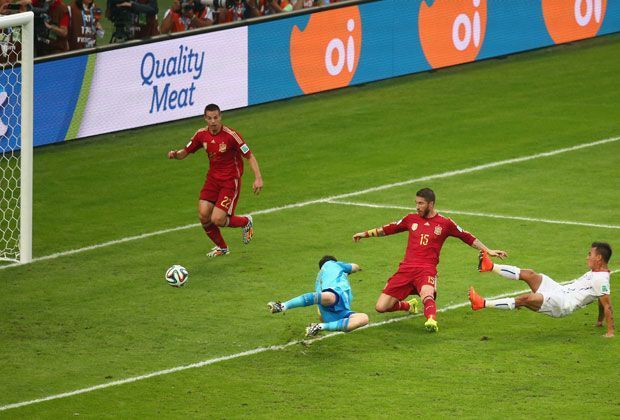 
                <strong>Spanien vs. Chile - Anfang vom Ende</strong><br>
                Der Anfang vom Ende für den amtierenden Weltmeister: Chiles Eduardo Vargas setzt sich gegen die spanische Abwehr durch und netzt zum 1:0 ein. Am Ende besiegten die Südamerikaner Spanien mit 2:0 und schickten den Weltmeister nach Hause.
              