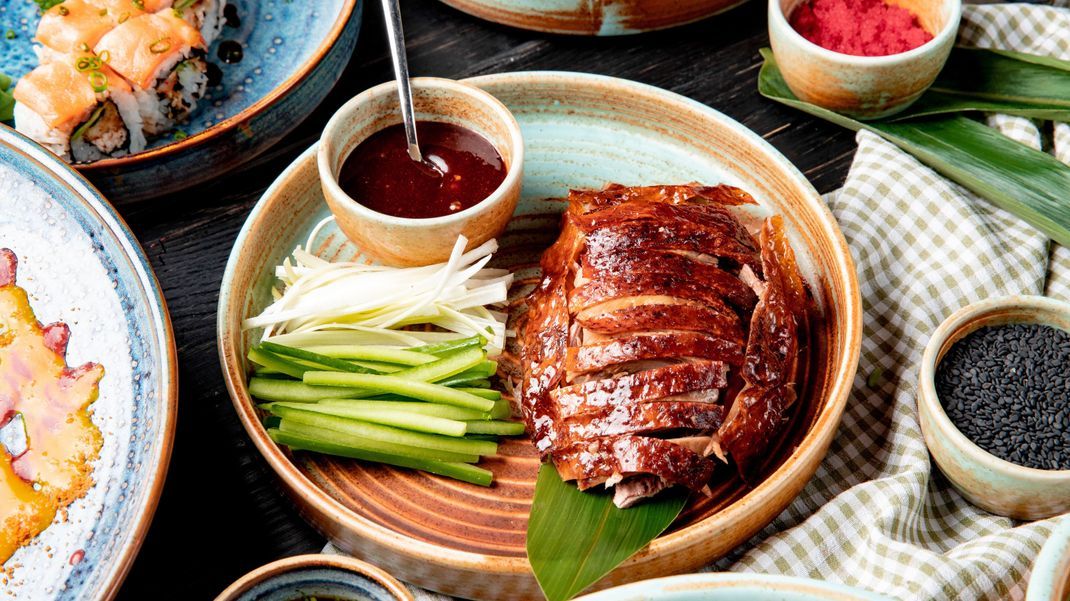 Klassische Pekingente selbst zubereiten? Mit unserer Schritt-für-Schritt-Anleitung gelingt es dir garantiert - und schmeckt einfach köstlich.