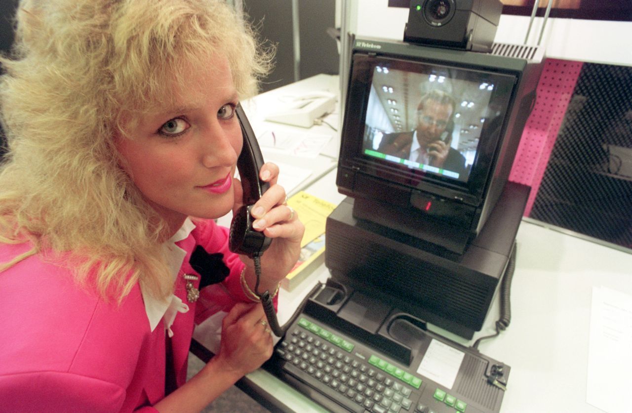 Bereits in den 1990er Jahren versprachen ISDN-Bildtelefone viel: Während dem Telefongespräch den Gesprächspartner sehen zu können. Was heute in Video-Calls völlig normal ist, war damals eine echte Besonderheit. Doch die Telefone waren mit mehreren Tausend D-Markt viel zu teuer. Selbst neuere und modernere Modelle in den 2000er Jahren setzten sich nicht durch.