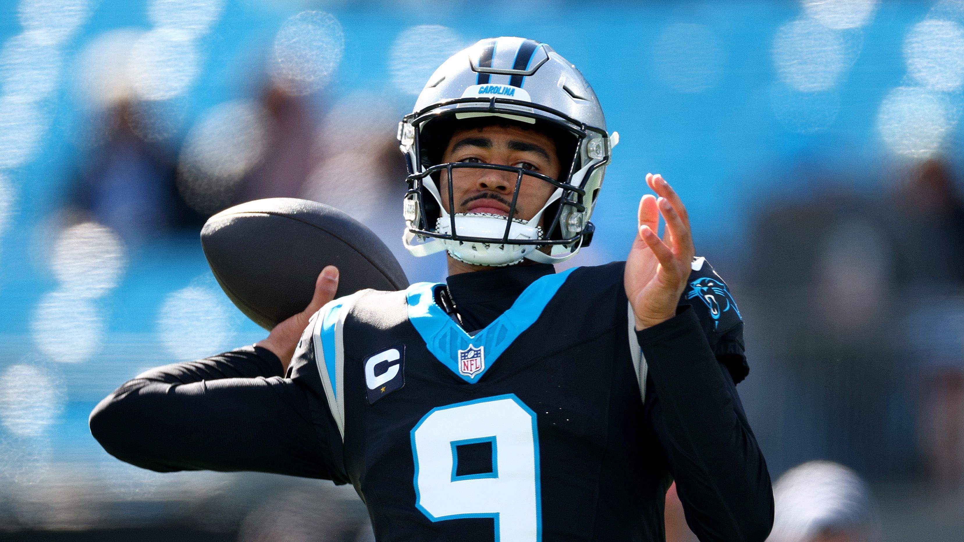 <strong>Platz 32: Carolina Panthers<br></strong>Bryce Young konnte in seinem ersten Jahr in schwierigen Umständen kaum überzeugen. Eine verbesserte Offensive Line sollte seiner Entwicklung gut tun. Abseits davon müssen die Panthers den <a href="https://www.ran.de/sports/american-football/nfl/news/new-york-giants-monster-trade-brian-burns-kommt-von-carolina-panthers-355559">Weggang von Brian Burns</a> kompensieren - aber wird der Pass Rush genügend Saft haben? Der Draft mit den Picks um WR Xavier Legette oder RB Jonathon Brooks sind kleine Lichter in einem sehr dunklen Tunnel.&nbsp;