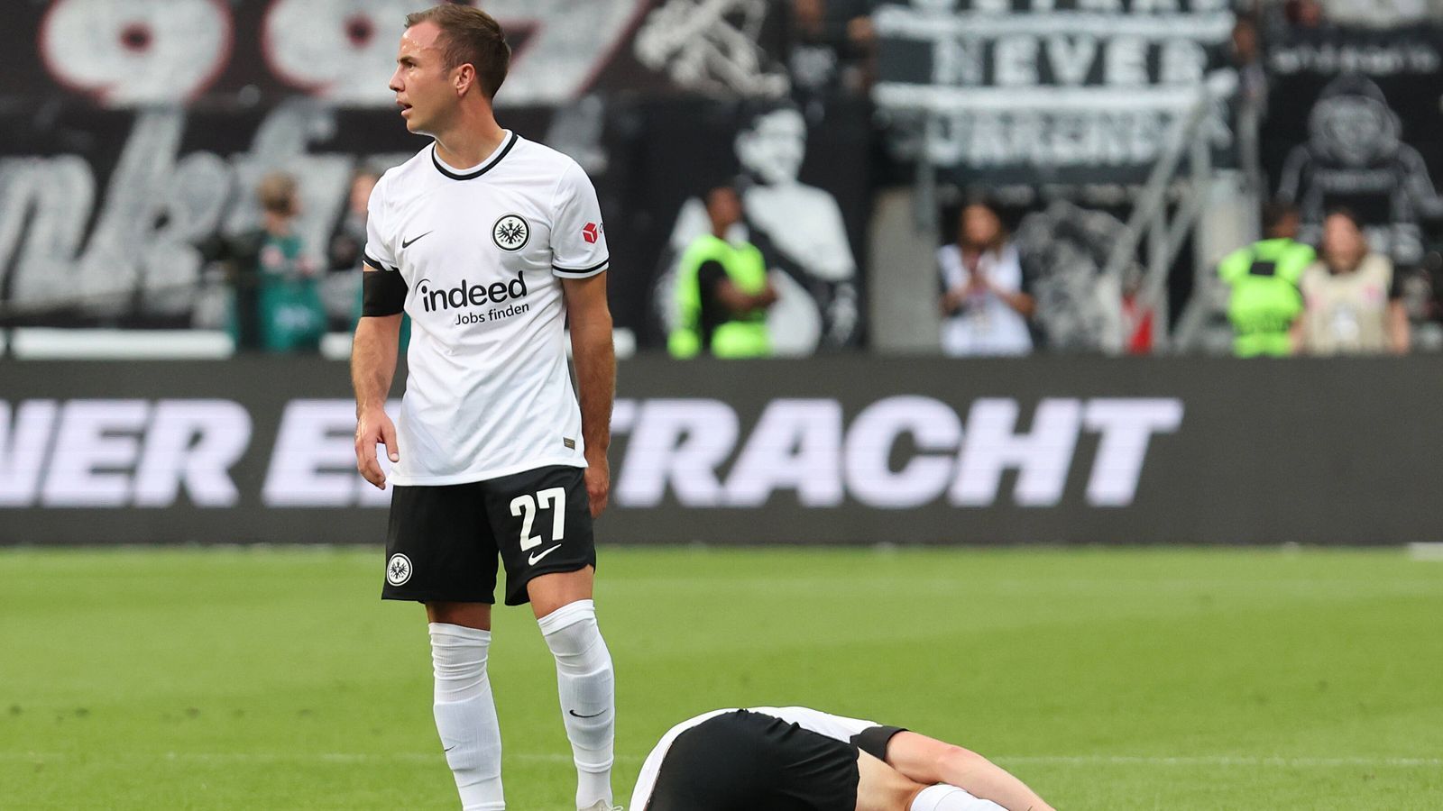 
                <strong>Platz 3: Eintracht Frankfurt </strong><br>
                Ausfalltage insgesamt: 885Größe des Kaders: 29,5Durchschnittliche Ausfallzeit pro Spieler: 30,00
              